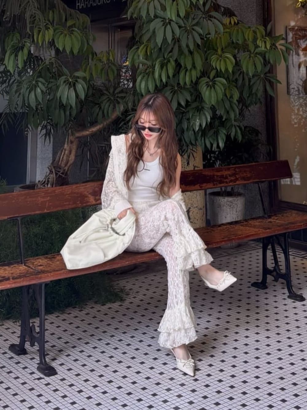 ベージュ系のその他パンツ、ベージュ系のシャツ/ブラウス、ホワイト系のタンクトップを着用したレディースの夏コーディネートの1枚目の写真