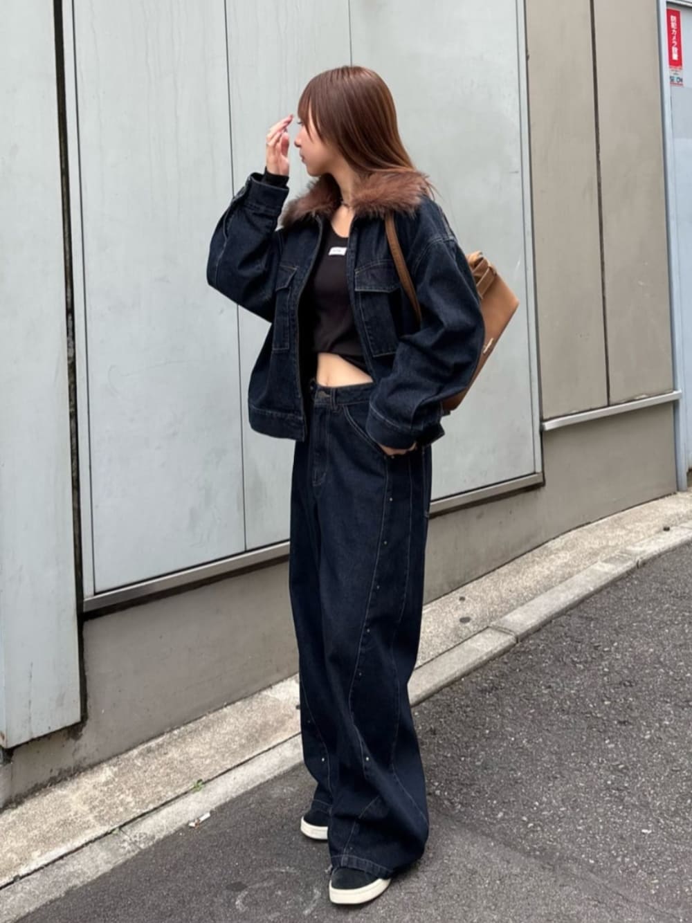 ブラック系のTシャツ/カットソー、ブルー系のブルゾン、ブルー系のデニムパンツを着用したレディースの秋コーディネートの1枚目の写真