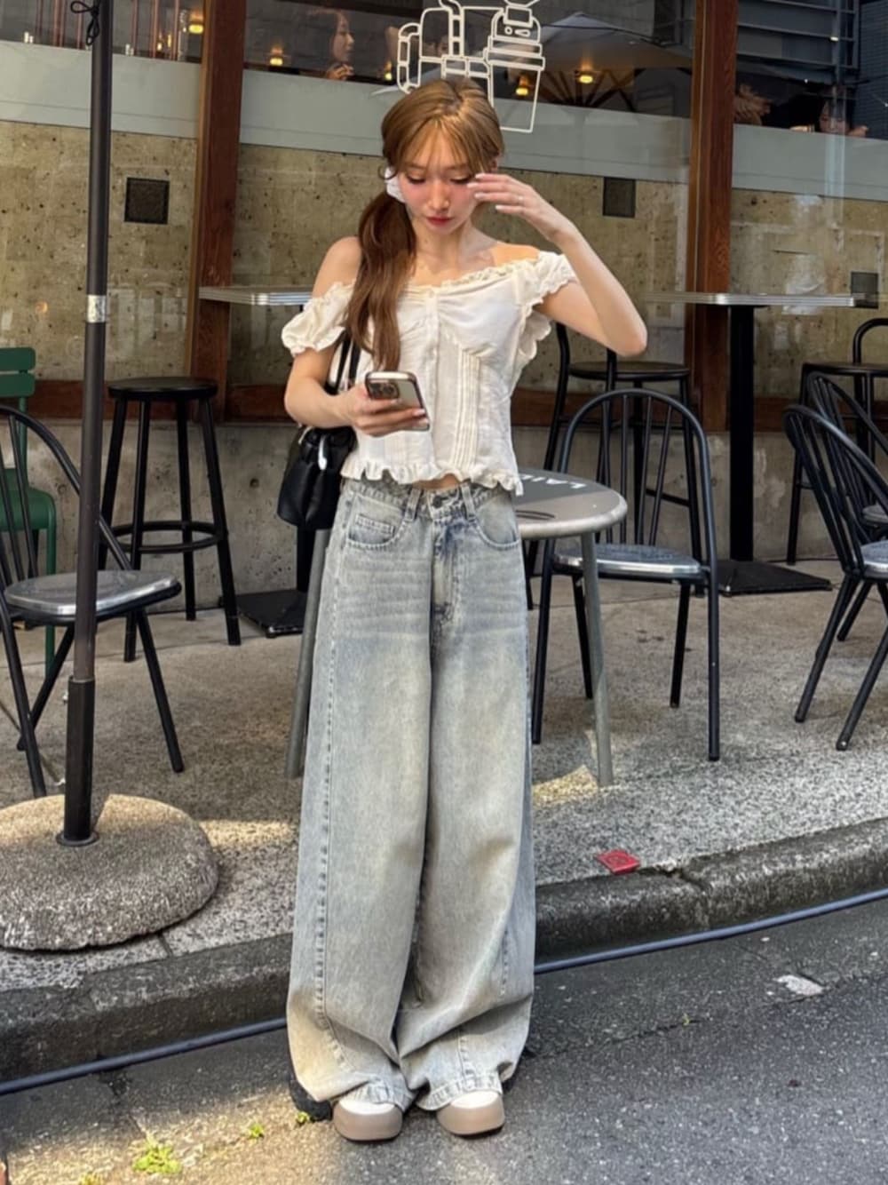 ブルー系のデニムパンツ、ホワイト系のシャツ/ブラウスを着用したレディースの夏コーディネートの1枚目の写真