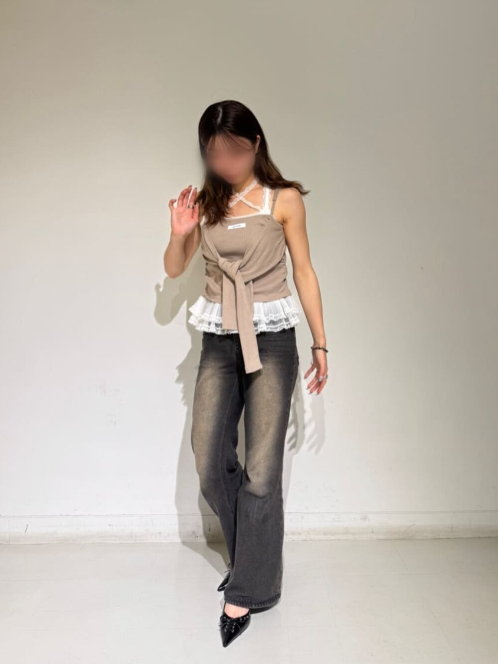 ホワイト系のキャミソール、ブラウン系のデニムパンツ、ブラック系のその他シューズを着用したレディースの秋コーディネートの1枚目の写真