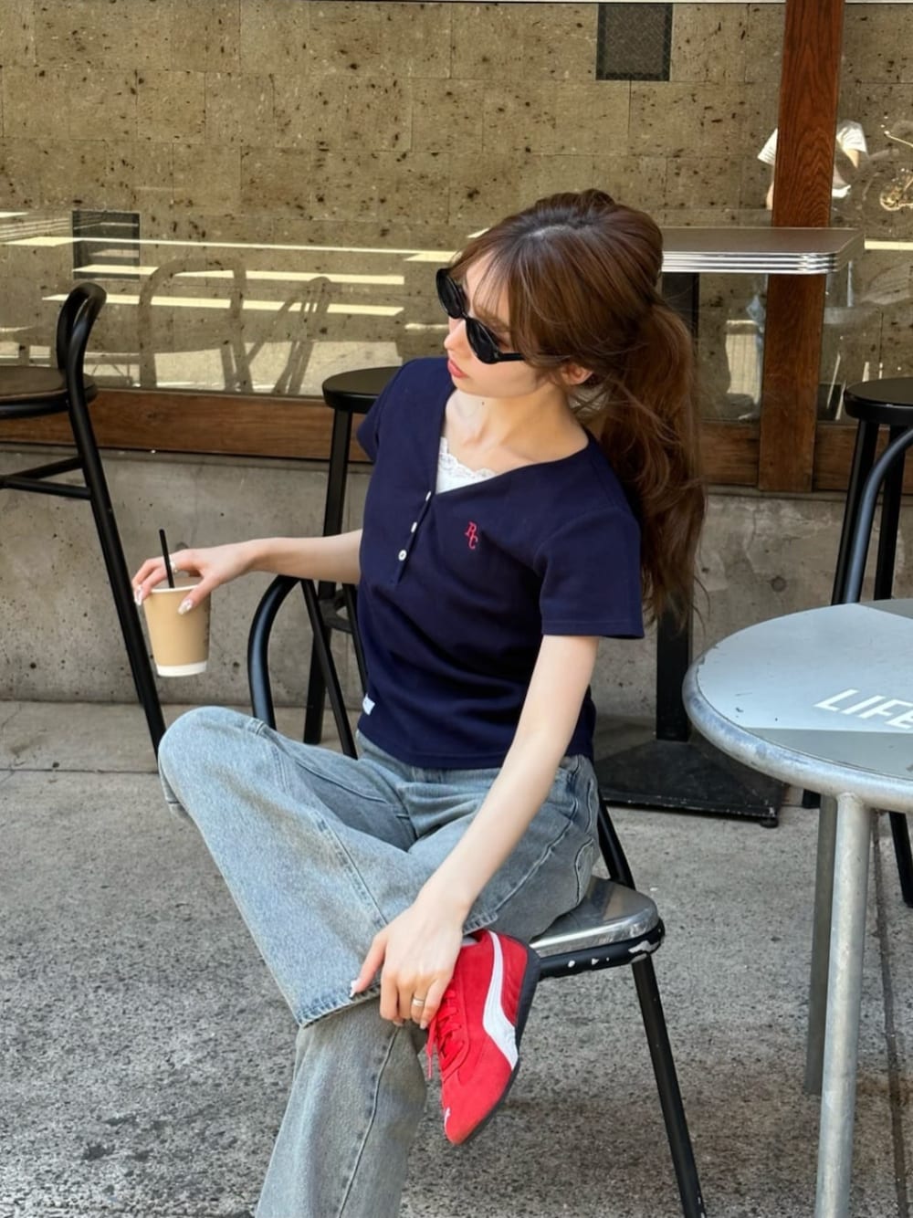 「Vネック、ヘンリーネック、半袖、半袖Ｔシャツ、フレアデニム、デニム、骨格ウェーブ、春夏コーデ、オトナカワイイ、お出かけコーデ、大人コーデ、Tシャツコーデ、大人カジュアルコーデ、Tシャツ×デニム、大人女子」｜「RAY CASSINのフレアデニムパンツ（デニムパンツ、ブルー系）」を使った、RAYCASSIN_officialさん（レディース・155cm）の春コーディネートの1枚目の写真