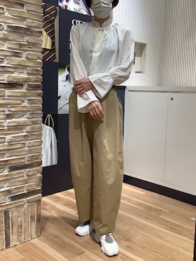 「TOKYO SHIRTS（トウキョウシャツ）の【吸水速乾】【COFREX】 フリルリボン ブラウス 長袖 レディースデザインシャツ（シャツ/ブラウス、ホワイト系）」を使った、BRICK HOUSE by Tokyo Shirts 名古屋茶屋イオンモール店さん（メンズ・173cm）の夏コーディネート
