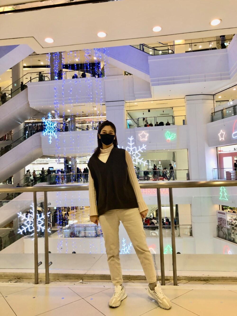 「NEW BALANCEのアイテム（スニーカー、ホワイト系）」を使った、Sr.Pさん（レディース・172cm）の冬コーディネートの1枚目の写真