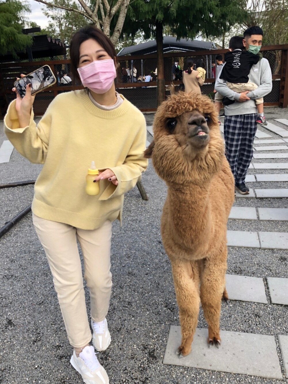 「宜蘭、張美阿嬤農場」｜「NEW BALANCEのアイテム（スニーカー、ホワイト系）」を使った、Sr.Pさん（レディース・172cm）の冬コーディネートの1枚目の写真