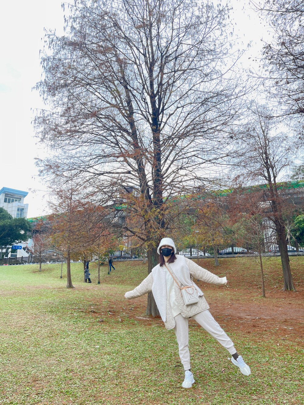「大湖公園」｜「NEW BALANCEのアイテム（スニーカー、ホワイト系）」を使った、Sr.Pさん（レディース・172cm）の冬コーディネートの1枚目の写真