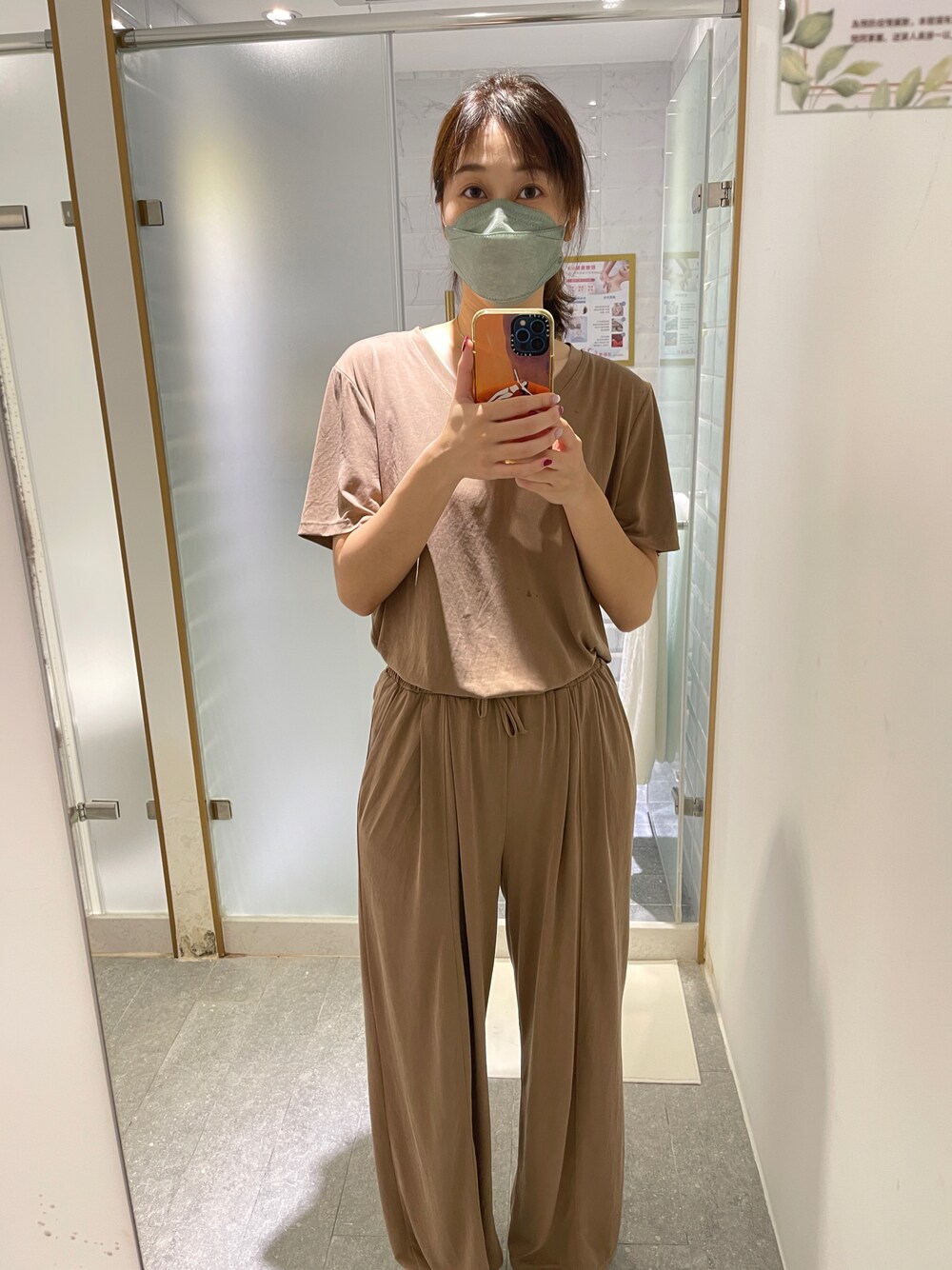 「no brandのアイテム（チノパンツ、ブラウン系）」を使った、Sr.Pさん（レディース・172cm）の秋コーディネートの1枚目の写真