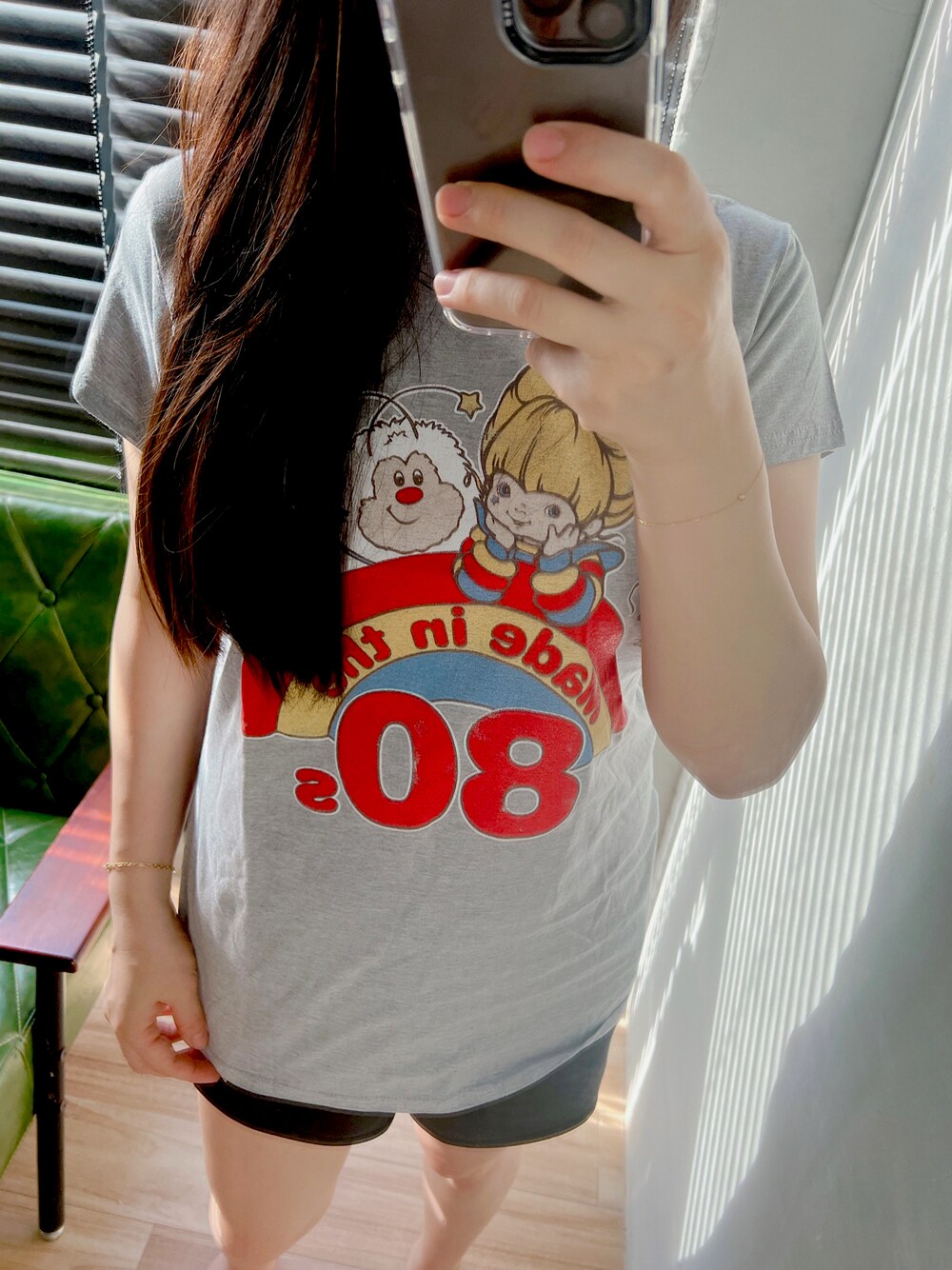 グレー系のTシャツ/カットソーを着用したレディースの春コーディネートの1枚目の写真