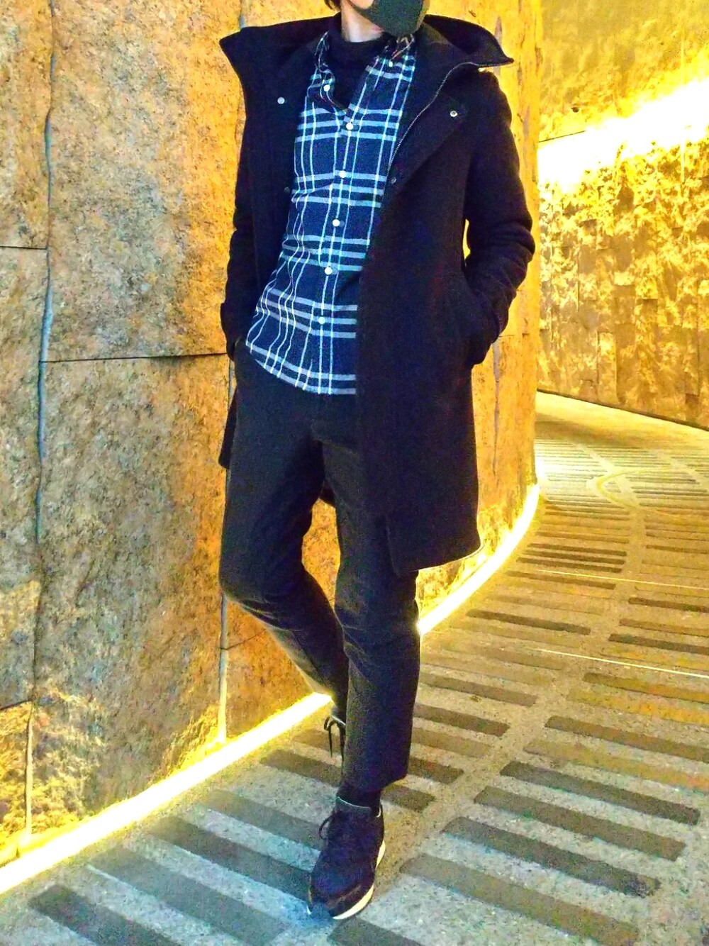 「大人カジュアル、休日スタイル、シンプルコーデ、きれいめカジュアル、ダッフルコート、モッズコート、ヘルノ、ZARA、UNIQLO、クロップドパンツ、チエックシャツ、トーマスメイソン、ネイビー、チョコ同盟🖤」｜「ZARAのアイテム（スニーカー、ブルー系）」を使った、tutimurajyaku1997さん（メンズ・172cm）の冬コーディネートの1枚目の写真