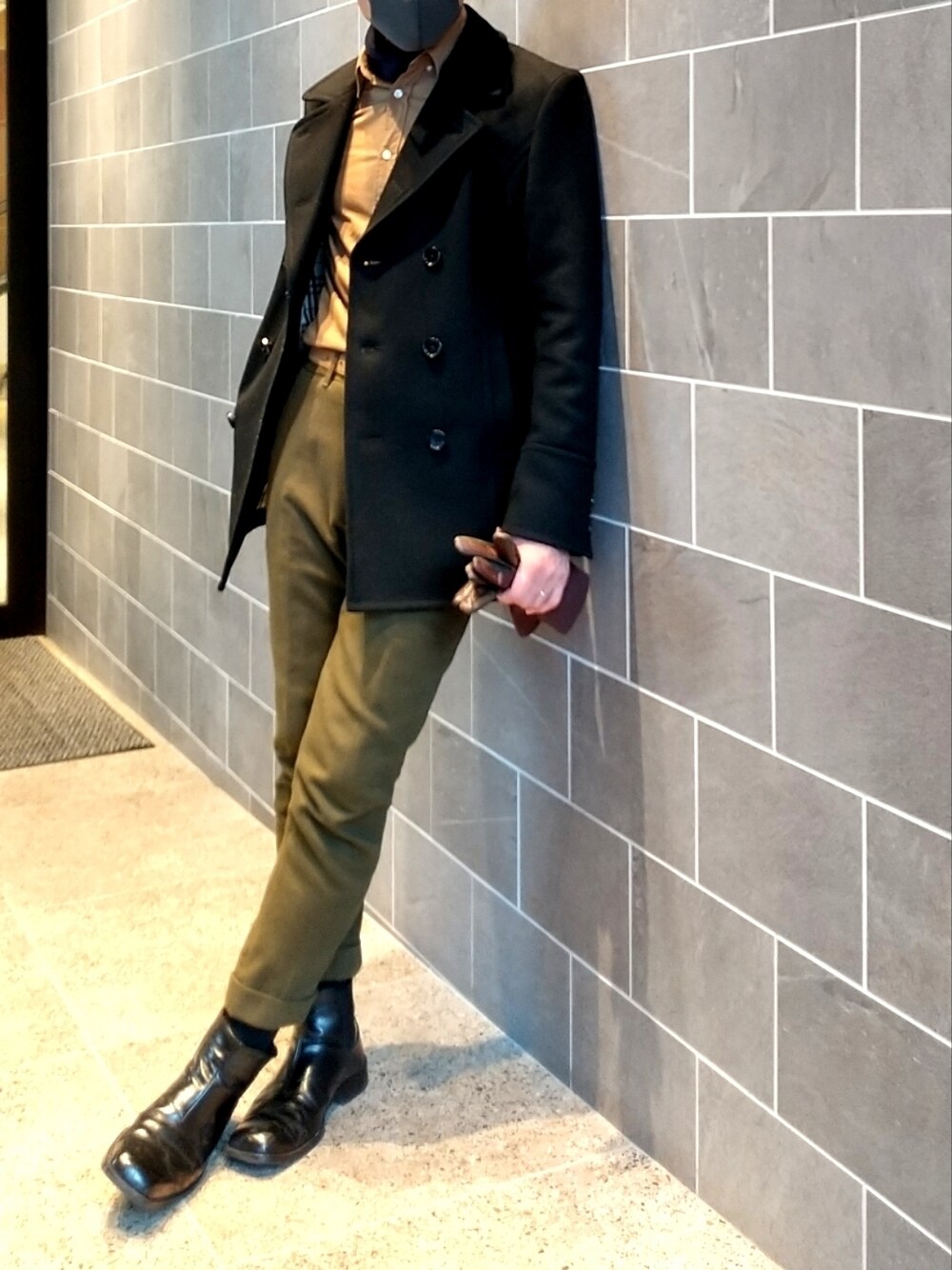 「休日スタイル、冬コーデ、大人カジュアル、きれいめカジュアル、シンプルコーデ、チョコレートフェス、バーバリー、オリーブ、ピーコート、グローブ、ブーツ」｜「COMME CA ISMのアイテム（ブーツ、ブラック系）」を使った、tutimurajyaku1997さん（メンズ・172cm）の冬コーディネートの1枚目の写真
