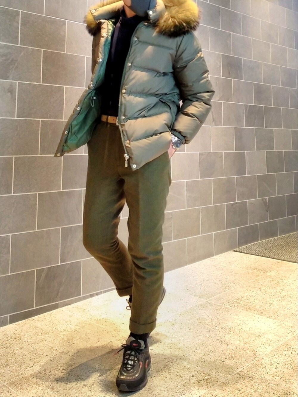 「冬コーデ、大人カジュアル、休日スタイル、きれいめカジュアル、シンプルコーデ、ダウンジャケット、MONCLER、ウールパンツ、ナイキ、アーバンリサーチ、オリーブ」｜「NIKEのアイテム（スニーカー、グリーン系）」を使った、tutimurajyaku1997さん（メンズ・172cm）の冬コーディネートの1枚目の写真