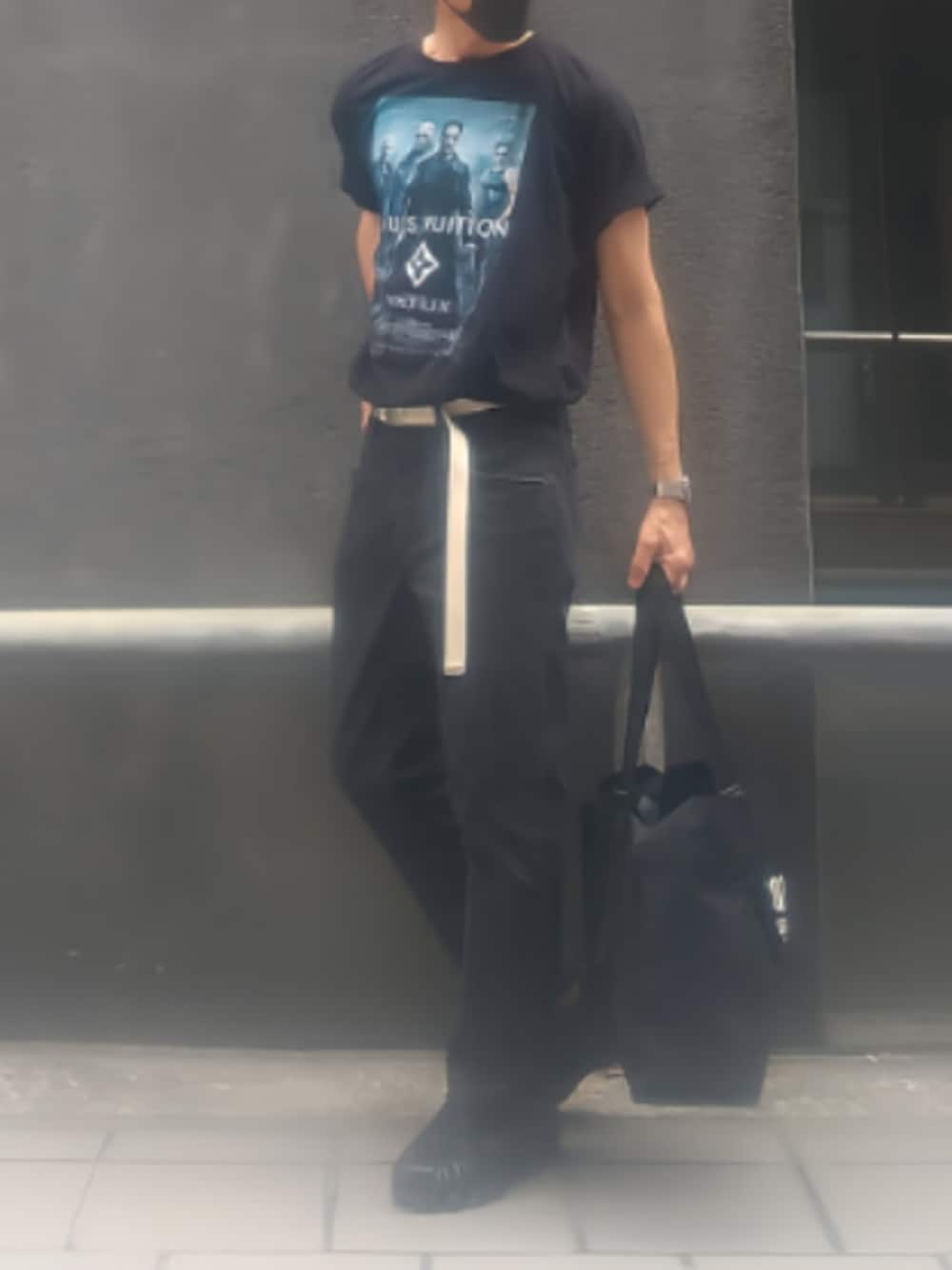 「マトリックス、ムービーTシャツ、大人カジュアル、きれいめカジュアル、シンプルコーデ、休日スタイル、ワイドデニム、NIKEショックスTL、モノトーン」｜「DSQUARED2のアイテム（トートバッグ、ブラック系）」を使った、tutimurajyaku1997さん（メンズ・172cm）の夏コーディネートの1枚目の写真