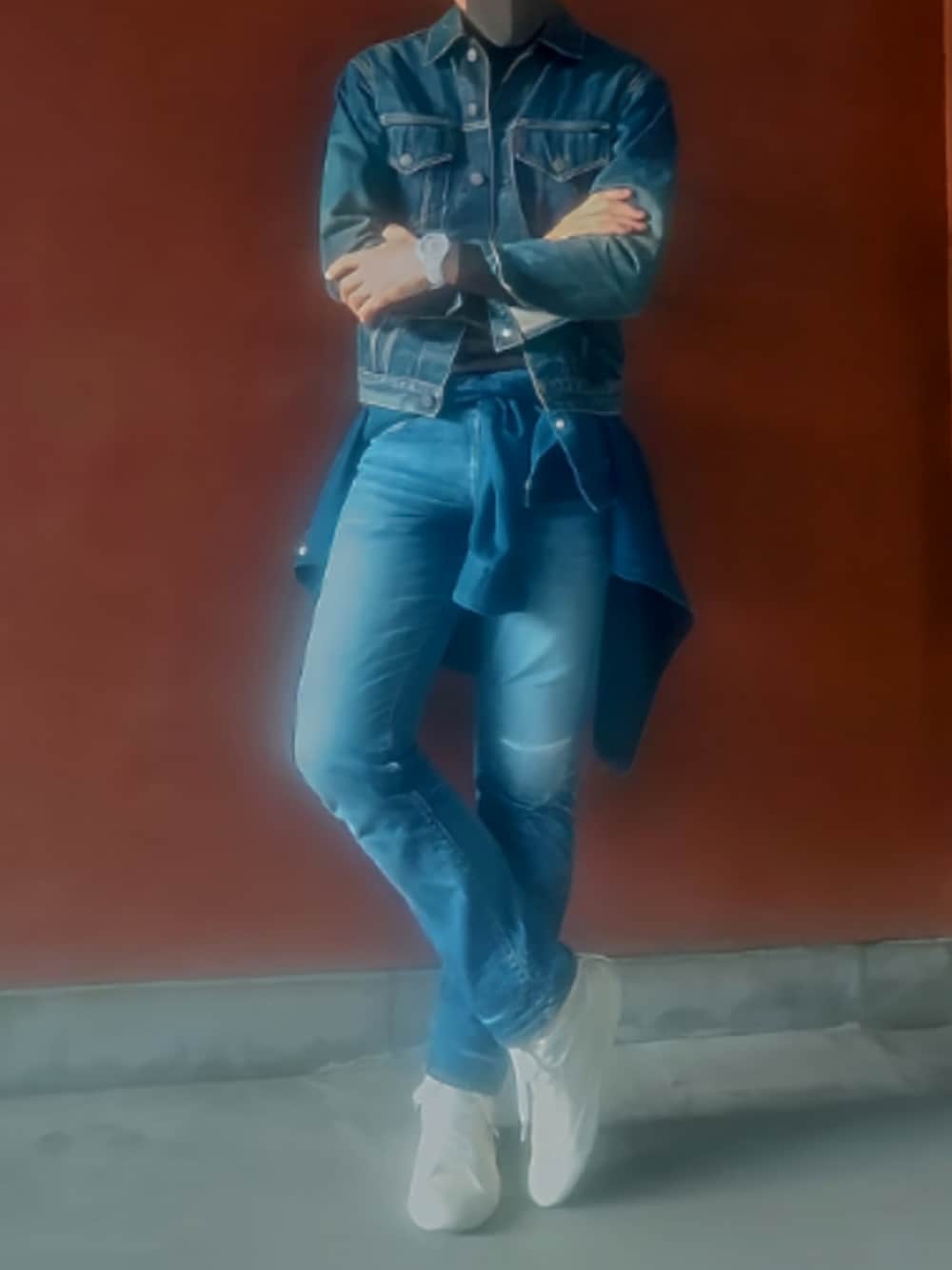 ホワイト系のスニーカー、ブルー系のデニムパンツ、ブルー系のシャツ/ブラウスを着用したメンズの秋コーディネートの1枚目の写真