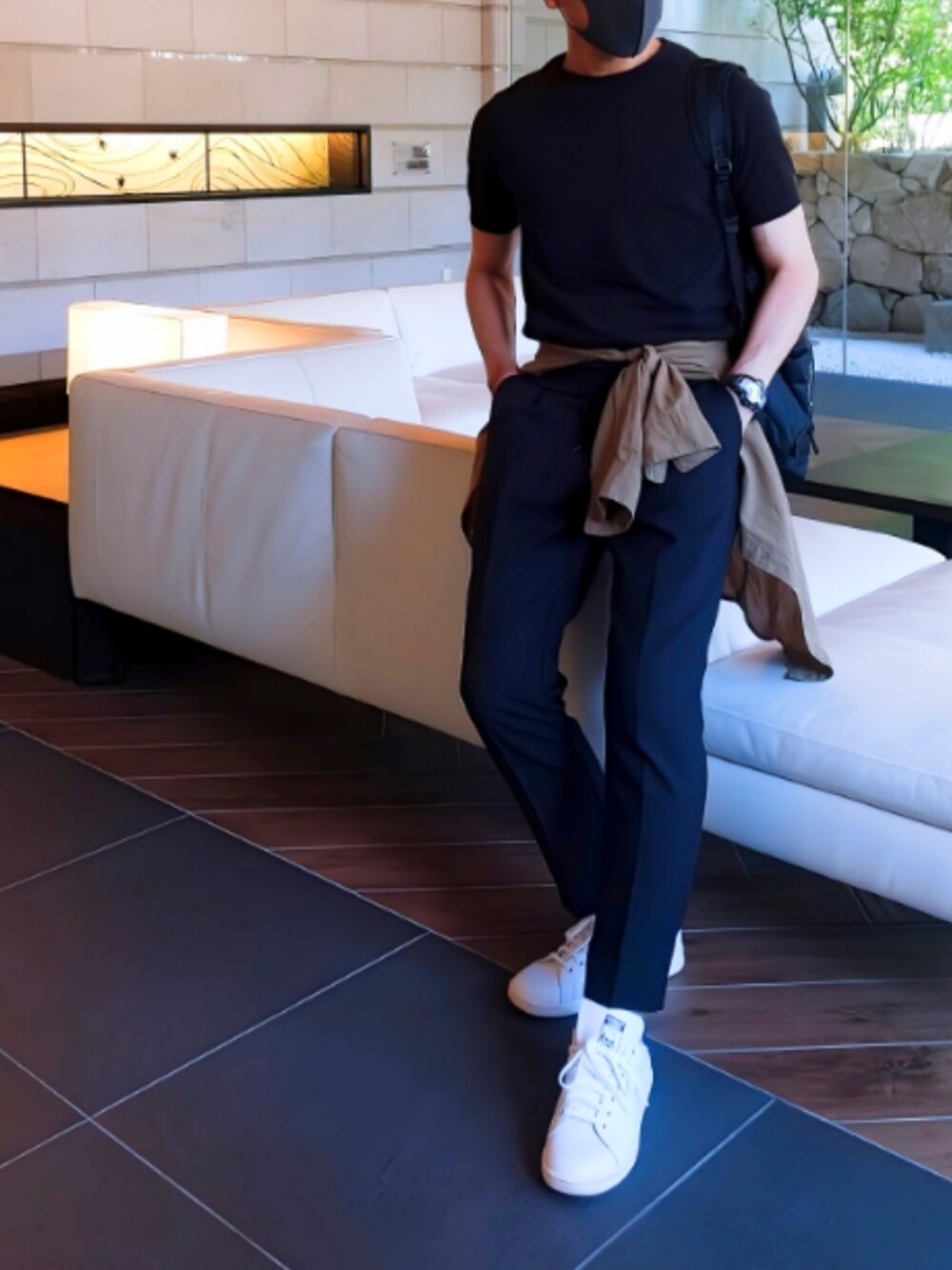 「秋コーデ、大人カジュアル、きれいめカジュアル、シンプルコーデ、休日スタイル、こしまきスタイル、リュック、MONCLER、スタンスミス、UNIQLO、チョコ同盟🖤、H&M、ブラック×ブラック」｜「adidas Originalsのアイテム（スニーカー、ホワイト系）」を使った、tutimurajyaku1997さん（メンズ・172cm）の秋コーディネートの1枚目の写真