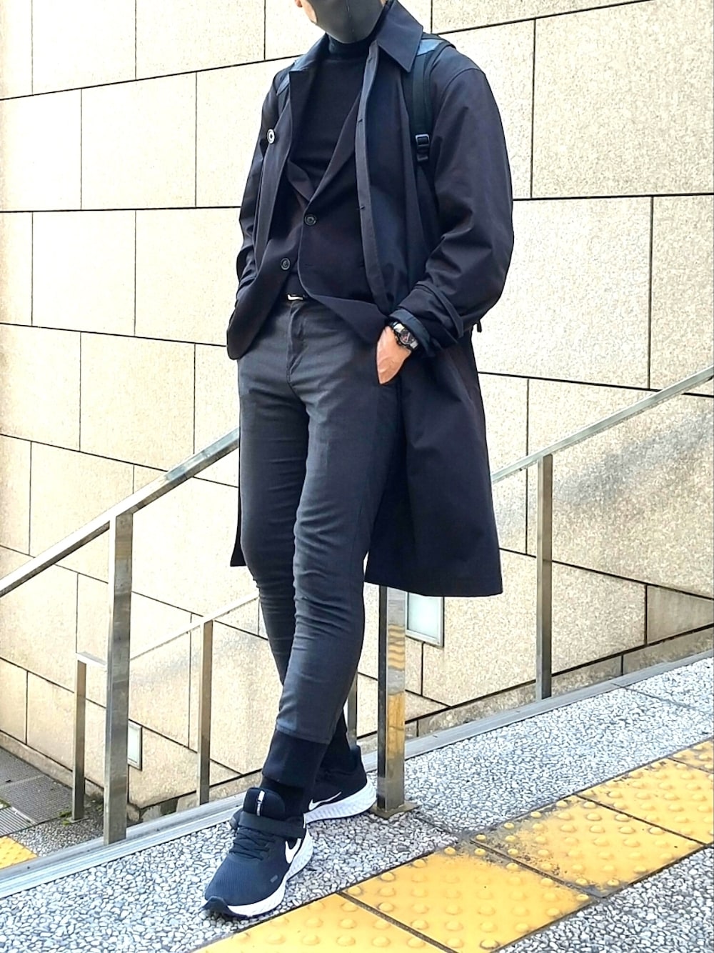 「春コーデ、大人カジュアル、シンプルコーデ、休日スタイル、きれいめカジュアル、オーバーサイズ、ステンカラーコート、モノトーンコーデ、NIKE、リブパンツ、テーラードジャケット、リュック、MONCLER、UNIQLO U、チョコ同盟🖤」｜「NIKEのアイテム（スニーカー、ブラック系）」を使った、tutimurajyaku1997さん（メンズ・172cm）の春コーディネートの1枚目の写真