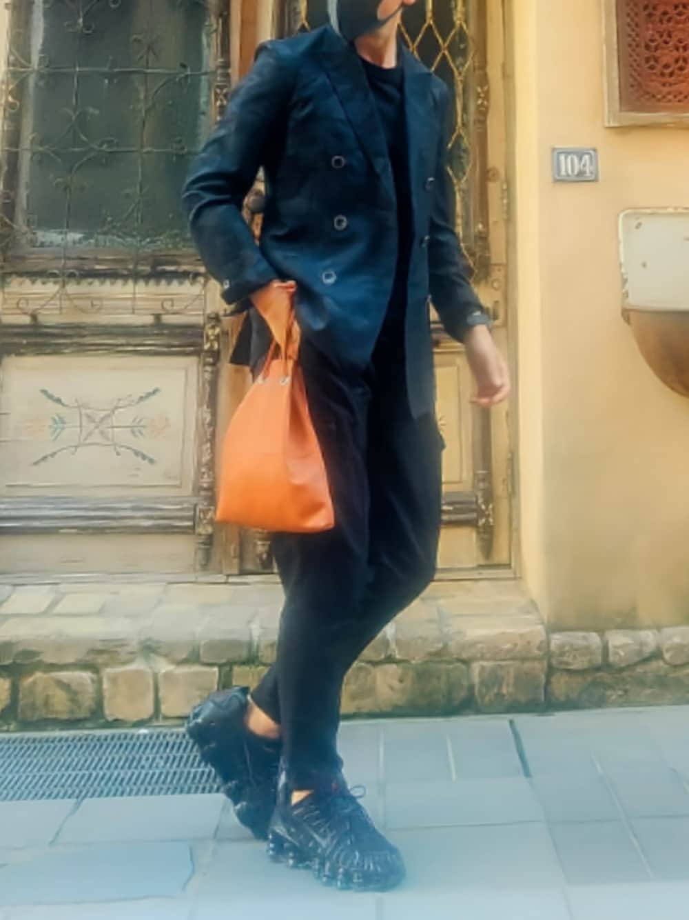 ブラック系のスニーカー、ブラック系のテーラードジャケット、ブラック系のカーゴパンツを着用したメンズの秋コーディネートの1枚目の写真