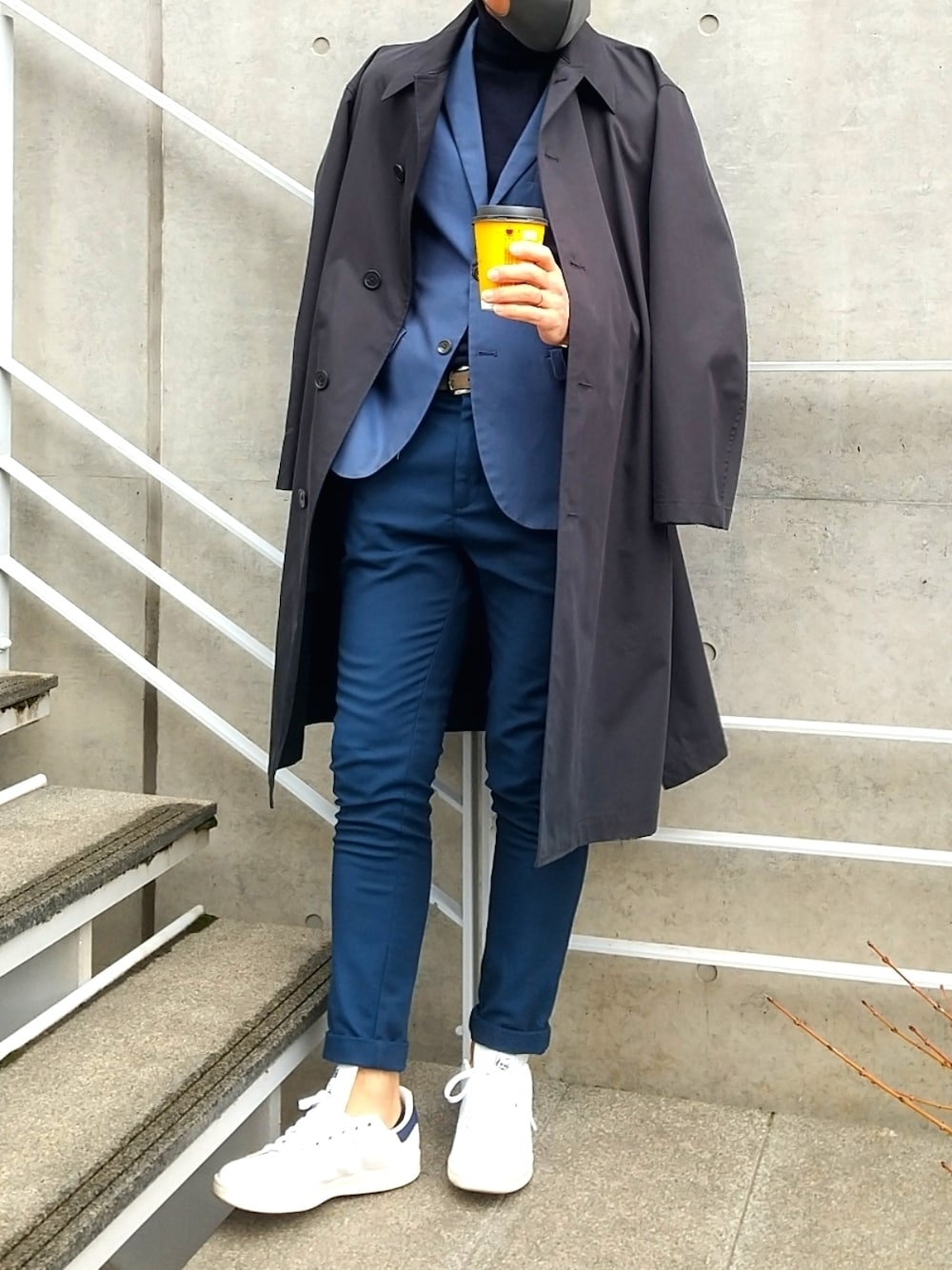 「冬コーデ、きれいめカジュアル、休日スタイル、シンプルコーデ、大人カジュアル、オーバーサイズ、UNIQLO U、ZARA、スタンスミス、ジャケパン、テーラードジャケット、ステンカラーコート」｜「adidas Originalsのアイテム（スニーカー、ホワイト系）」を使った、tutimurajyaku1997さん（メンズ・172cm）の冬コーディネートの1枚目の写真