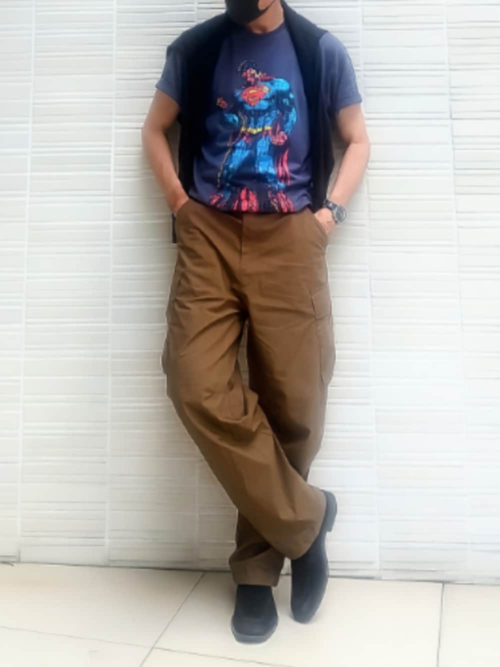 ブラック系のスリッポン、ブラウン系のカーゴパンツ、ブルー系のTシャツ/カットソーを着用したメンズの秋コーディネートの1枚目の写真