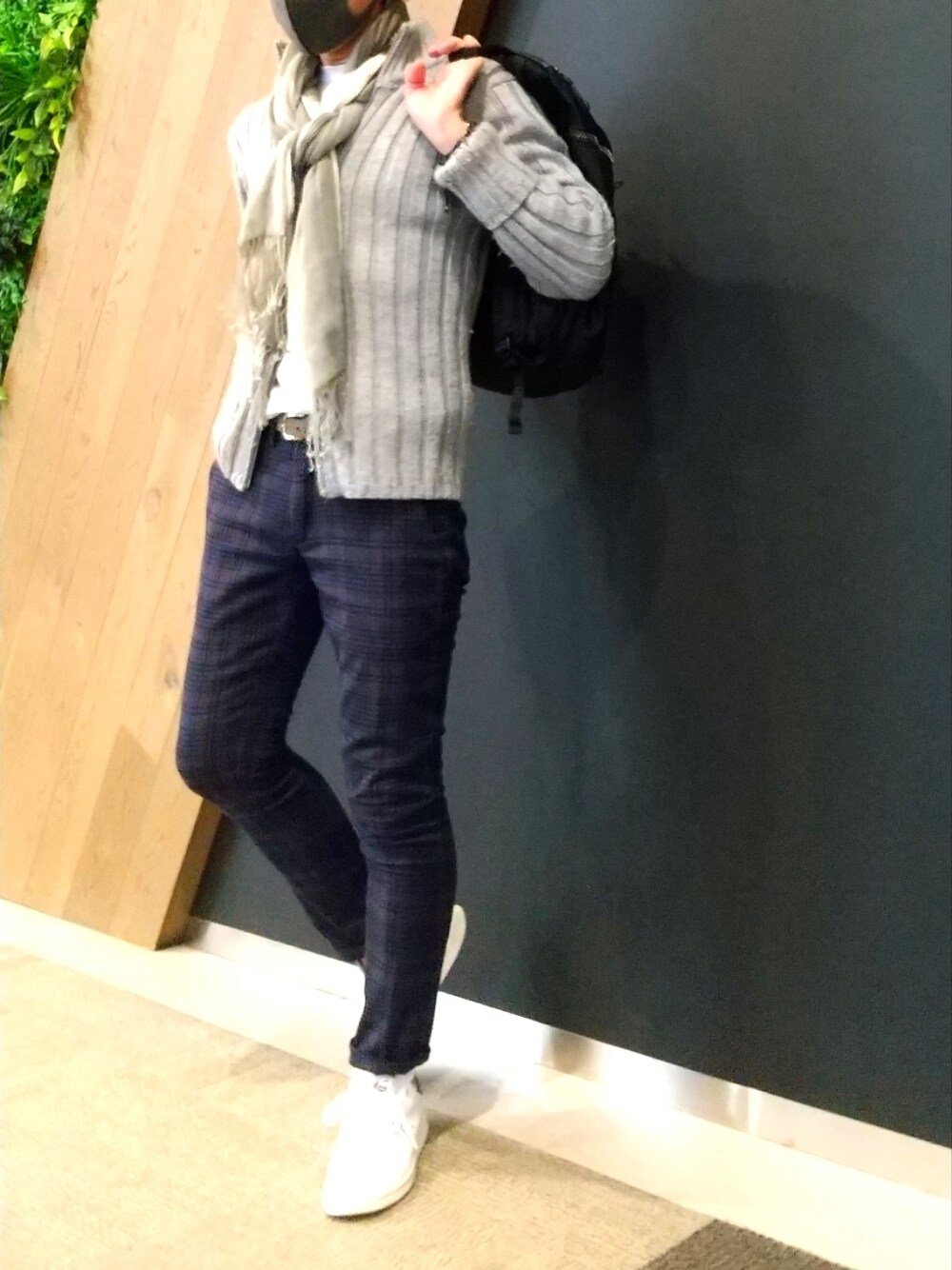 「きれいめカジュアル、大人カジュアル、休日スタイル、シンプルコーデ、冬コーデ、スタンスミス、カーディガン、ストール、リュック、MONCLER、スニーカー、コムサメン、シビリア」｜「adidas Originalsのアイテム（スニーカー、ホワイト系）」を使った、tutimurajyaku1997さん（メンズ・172cm）の冬コーディネートの1枚目の写真