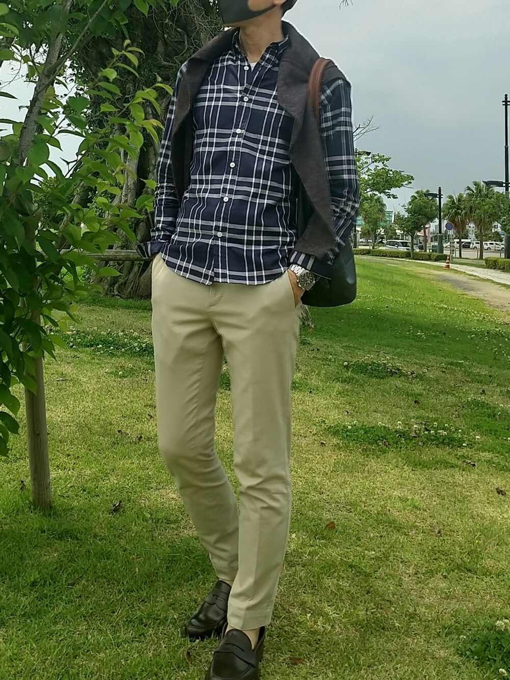 ブラウン系のドレスシューズ、ベージュ系のチノパンツ、ブラック系のトートバッグを着用したメンズの夏コーディネートの1枚目の写真