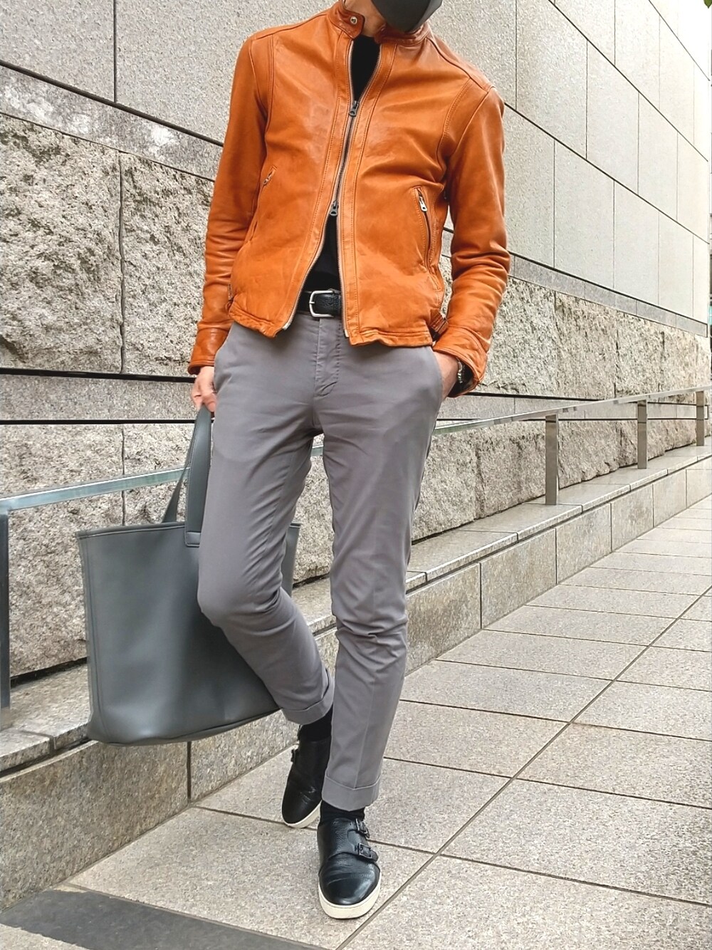 「きれいめカジュアル、チョコレートフェス、シンプルコーデ、大人カジュアル、休日スタイル、ライタースジャケット、レザージャケット、ブラウン、インコテックス、ジョンロブ、チノパン、トートバッグ、GU」｜「JOHN LOBBのアイテム（スニーカー、ブラック系）」を使った、tutimurajyaku1997さん（メンズ・172cm）の冬コーディネートの1枚目の写真