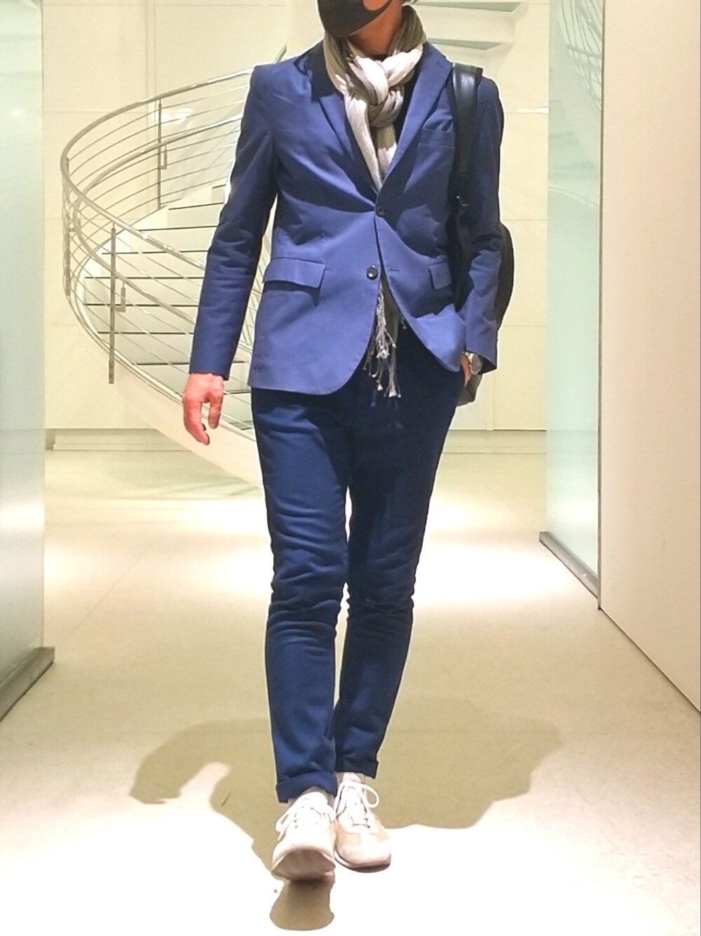 「シンプルコーデ、春コーデ、休日スタイル、大人カジュアル、きれいめカジュアル、ジャケパン、スニーカーコーデ、diadora、ZARA、テーラードジャケット、コムサイズム(COMME CA ISM)、リネン、リュックスタイル」｜「diadora HERITAGEのアイテム（スニーカー、ベージュ系）」を使った、tutimurajyaku1997さん（メンズ・172cm）の春コーディネートの1枚目の写真