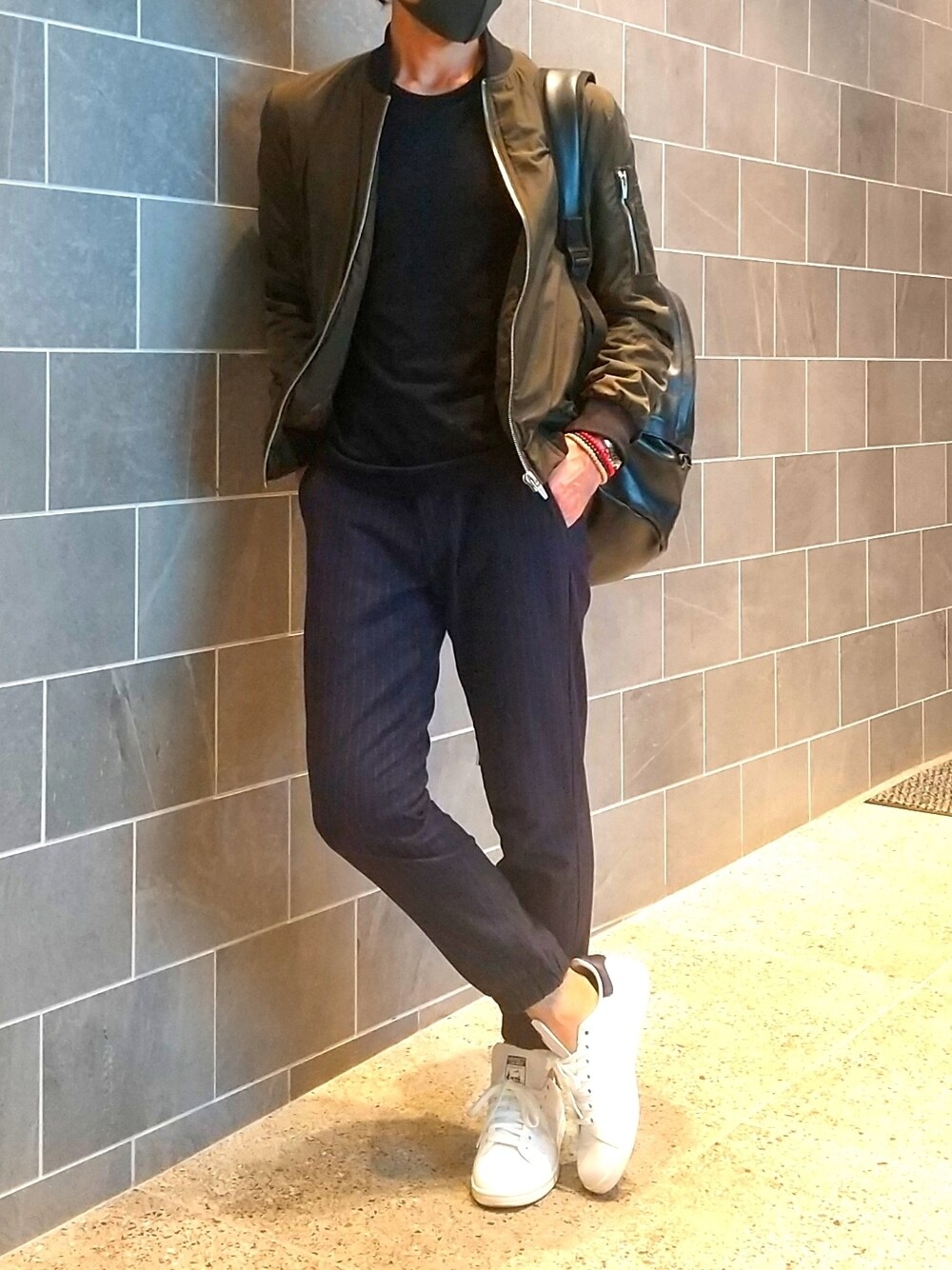 「秋のコーデ、シンプル、大人カジュアル、きれいめカジュアル、休日スタイル、ジョガーパンツ、MA-1、リュック、UNIQLO、ZARA」｜「adidas Originalsのアイテム（スニーカー、ホワイト系）」を使った、tutimurajyaku1997さん（メンズ・172cm）の秋コーディネートの1枚目の写真