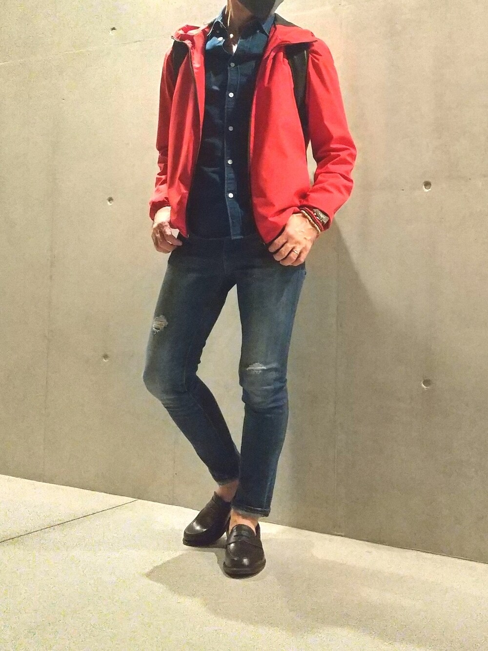 「秋冬コーデ、シンプルスタイル、休日スタイル、大人カジュアル、きれいめカジュアル、マウンテンパーカー、デニム、GU、UNIQLO、ドレスシューズ、デニムシャツ」｜「NANO universeのアイテム（ローファー、ブラウン系）」を使った、tutimurajyaku1997さん（メンズ・172cm）の秋コーディネートの1枚目の写真