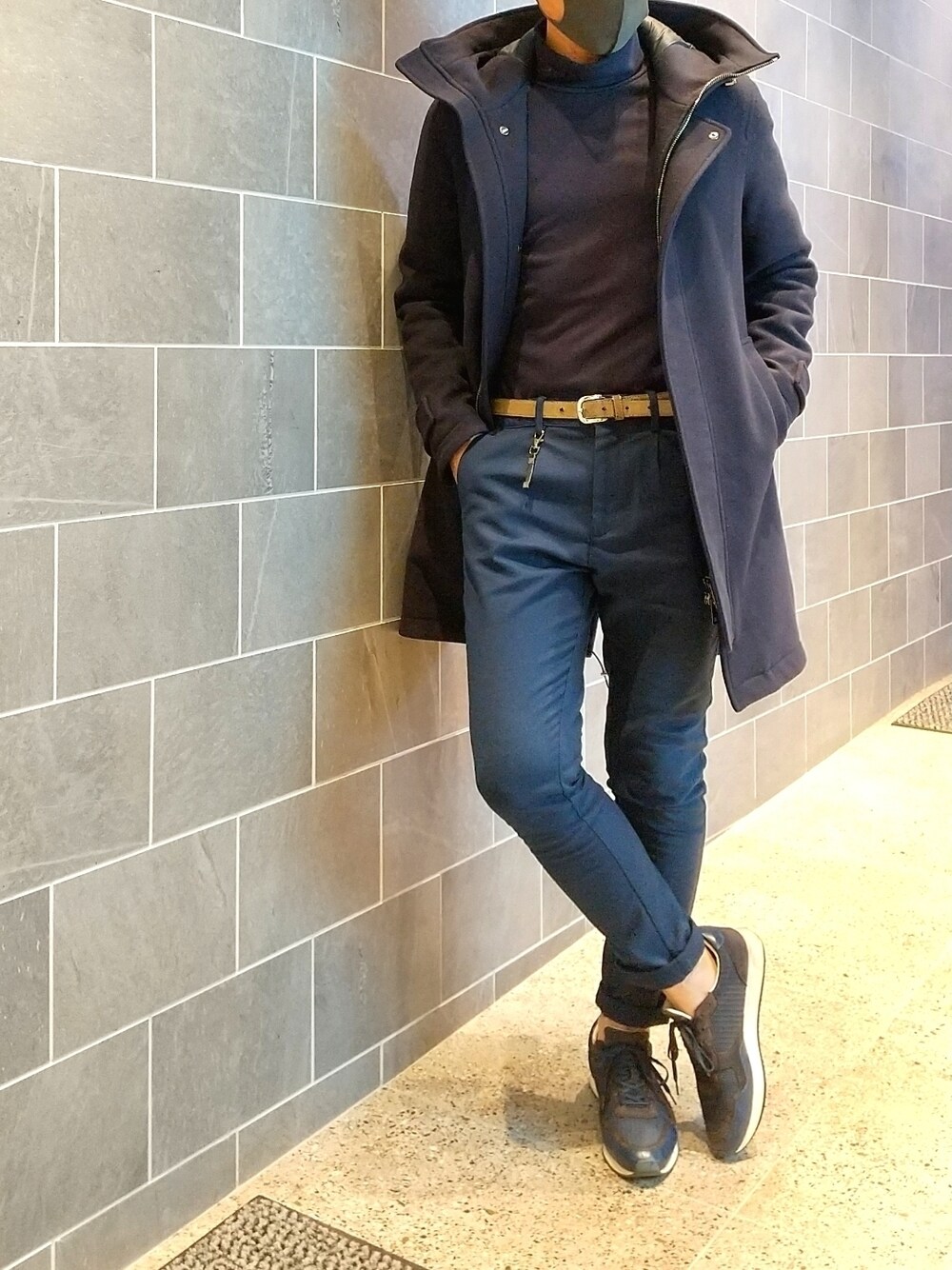 「タートルネック、冬コーデ、きれいめカジュアル、大人カジュアル、休日スタイル、シンプルコーデ、UNIQLO、ZARA、ヘルノ、HERNO、ネイビー、ダウンコート、ダッフルコート」｜「ZARAのアイテム（スニーカー、ブルー系）」を使った、tutimurajyaku1997さん（メンズ・172cm）の冬コーディネートの1枚目の写真