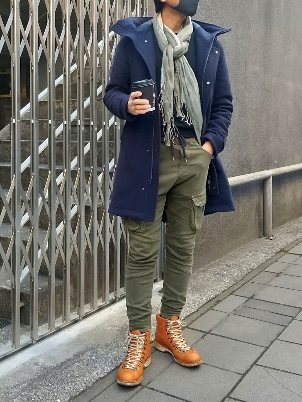 「大人カジュアル、休日スタイル、冬コーデ、きれいめカジュアル、シンプルコーデ、ダッフルコート、モッズコート、HERNO、カーゴパンツ、マウンテンブーツ、ストール、ZARA」｜「SHETLAND FOXのアイテム（ブーツ、ブラウン系）」を使った、tutimurajyaku1997さん（メンズ・172cm）の冬コーディネートの1枚目の写真