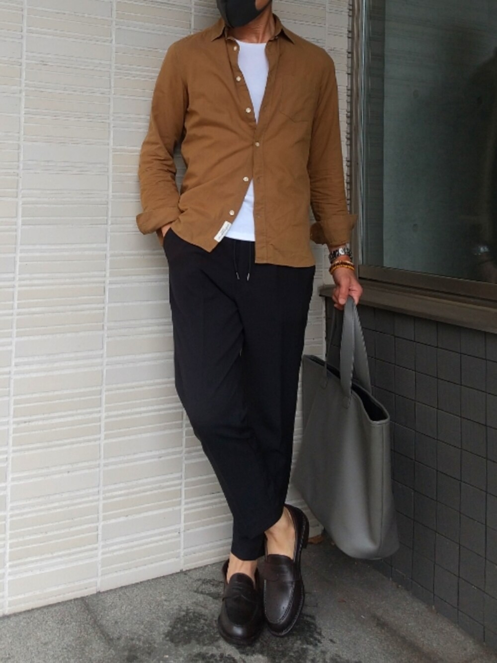 「雨の日コーデ、夏コーデ、休日スタイル、きれいめカジュアル、シンプルコーデ、大人カジュアル、GU、トートバッグ、シャツスタイル、ブラウン、ナノユニバース、レインシューズ、ニットTシャツ、クルチアーニ」｜「NANO universeのアイテム（ローファー、ブラウン系）」を使った、tutimurajyaku1997さん（メンズ・172cm）の夏コーディネートの1枚目の写真