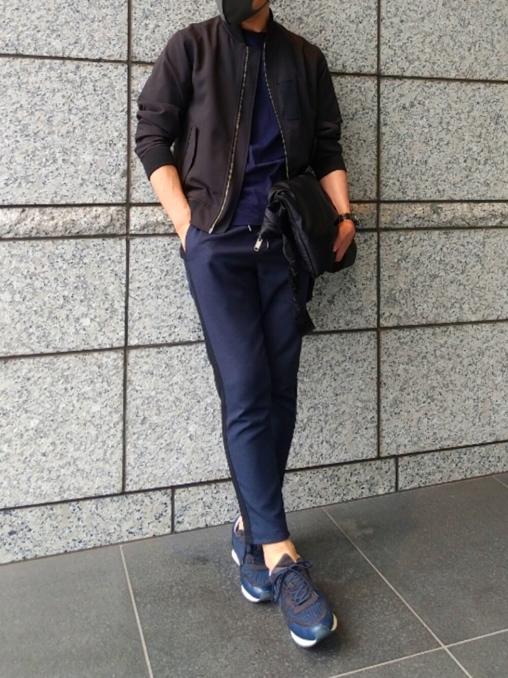 「休日コーデ、大人カジュアル、春夏コーデ、シンプルコーデ、きれいめカジュアル、MA-1、ドローコード、ZARA、スニーカー、UNIQLO+J、ネイビー、PORTER、トートバッグ」｜「ZARAのアイテム（スニーカー、ブルー系）」を使った、tutimurajyaku1997さん（メンズ・172cm）の春コーディネートの1枚目の写真
