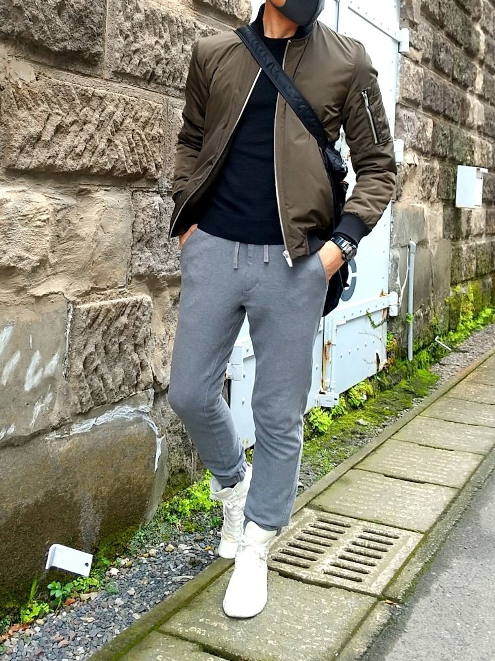 「休日コーデ、春コーデ、大人カジュアル、シンプルコーデ、きれいめカジュアル、スウェットパンツ、ハイカットスニーカー、UNIQLO、UNIQLO U、ZARA、MA-1、ニット、PORTER、スウェットコーデ」｜「UNIQLO　Uのアイテム（スニーカー、ホワイト系）」を使った、tutimurajyaku1997さん（メンズ・172cm）の春コーディネートの1枚目の写真