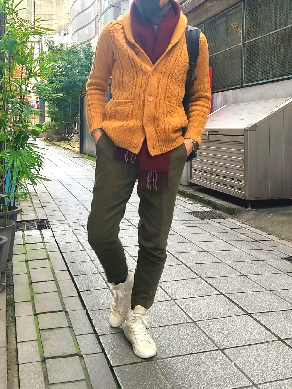 「UNIQLO Uのアイテム（スニーカー、ホワイト系）」を使った、tutimurajyaku1997さん（メンズ・172cm）の冬コーディネートの1枚目の写真