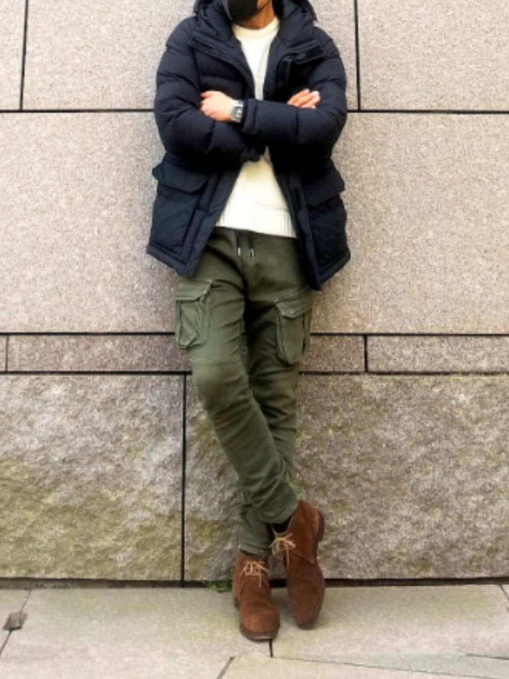 イケオジにおすすめのネイビーダウンとカーゴパンツのミリタリー系冬コーデ