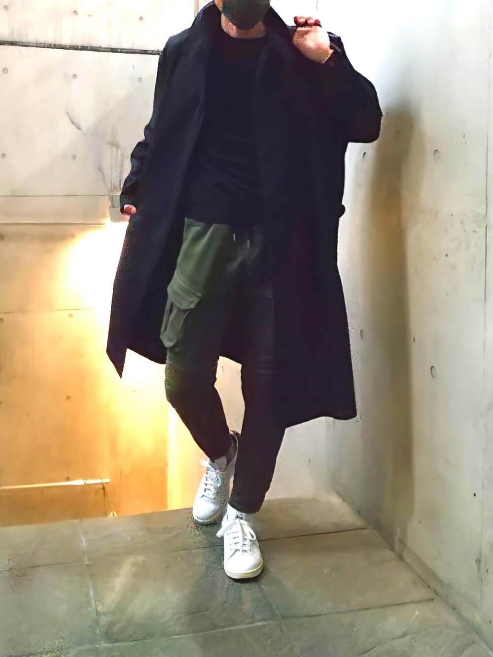 「秋のコーデ、シンプルスタイル、きれいめカジュアル、大人カジュアル、ステンカラーコート、カーゴパンツ、スニーカー、UNIQLO、ZARA、UNIQLO U」｜「adidas Originalsのアイテム（スニーカー、ホワイト系）」を使った、tutimurajyaku1997さん（メンズ・172cm）の秋コーディネートの1枚目の写真