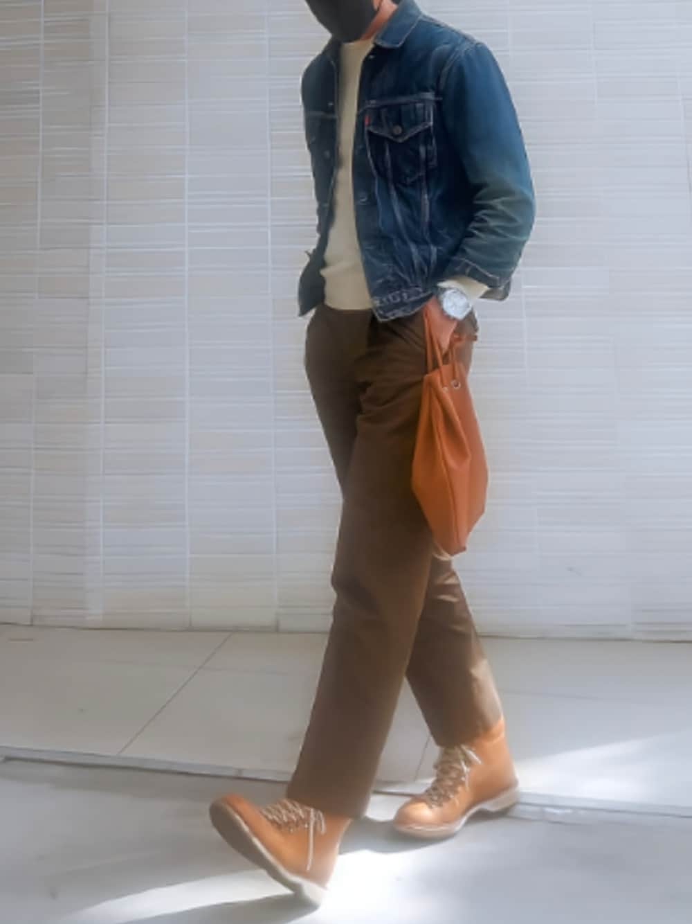 ブラウン系のブーツ、ブルー系のデニムジャケット、ベージュ系のニット/セーターを着用したメンズの秋コーディネートの1枚目の写真