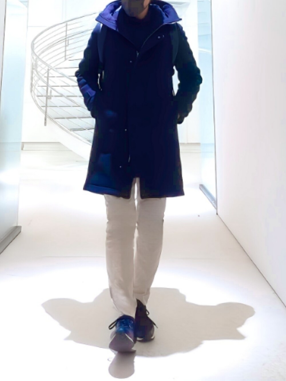 「大人カジュアル、シンプルコーデ、きれいめカジュアル、ダウンコート、HERNO、INCOTEX、チノパン、休日スタイル、ZARA、スニーカー」｜「ZARAのアイテム（スニーカー、ブルー系）」を使った、tutimurajyaku1997さん（メンズ・172cm）の冬コーディネートの1枚目の写真