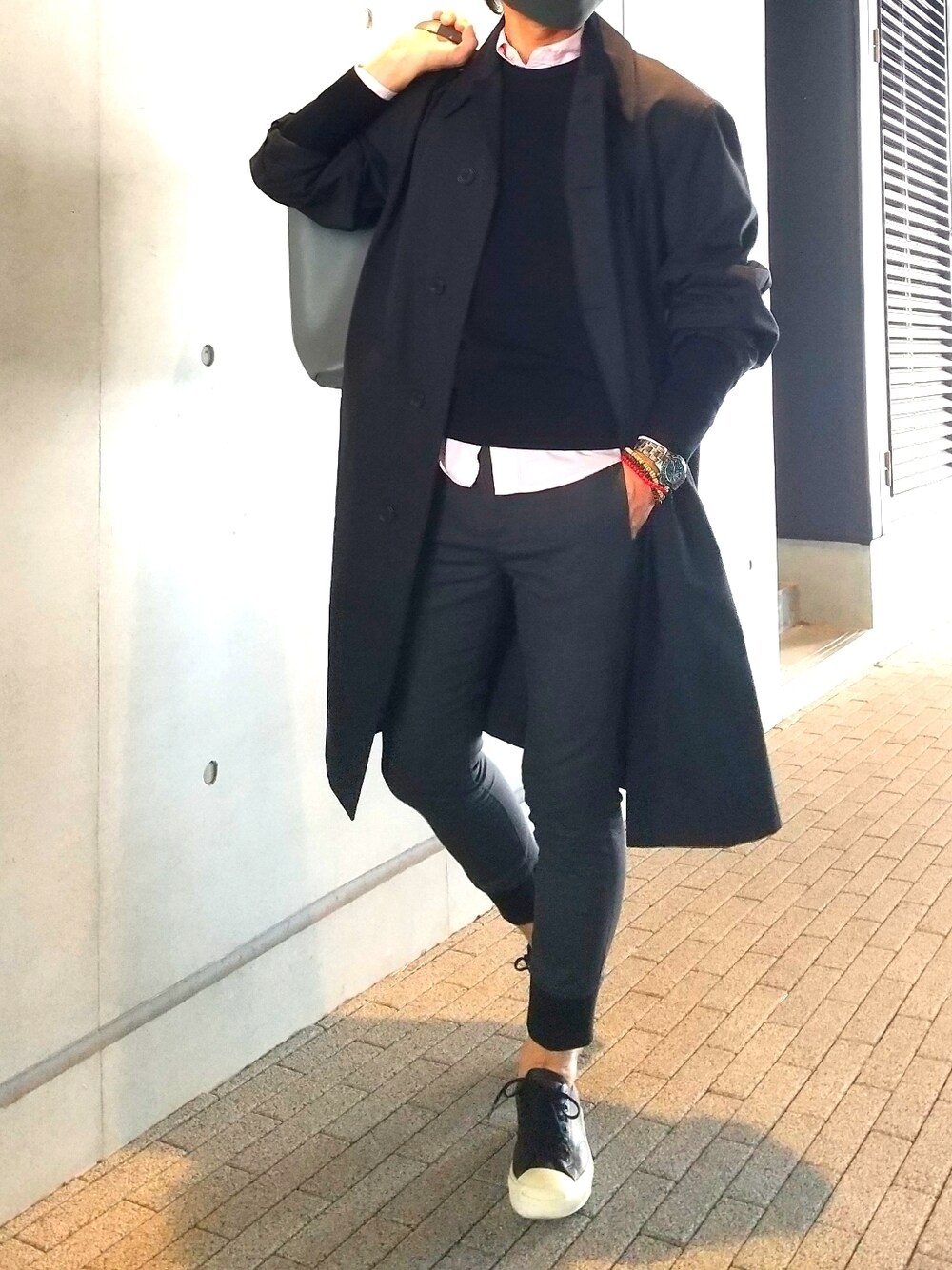 「秋コーデ、大人カジュアル、休日スタイル、きれいめカジュアル、シンプル、ステンカラーコート、UNIQLO、UNIQLO U、リブパンツ、モノトーン、スニーカー、トートバッグ、レイヤードスタイル」｜「JACK PURCELLのアイテム（スニーカー、ブラック系）」を使った、tutimurajyaku1997さん（メンズ・172cm）の秋コーディネートの1枚目の写真