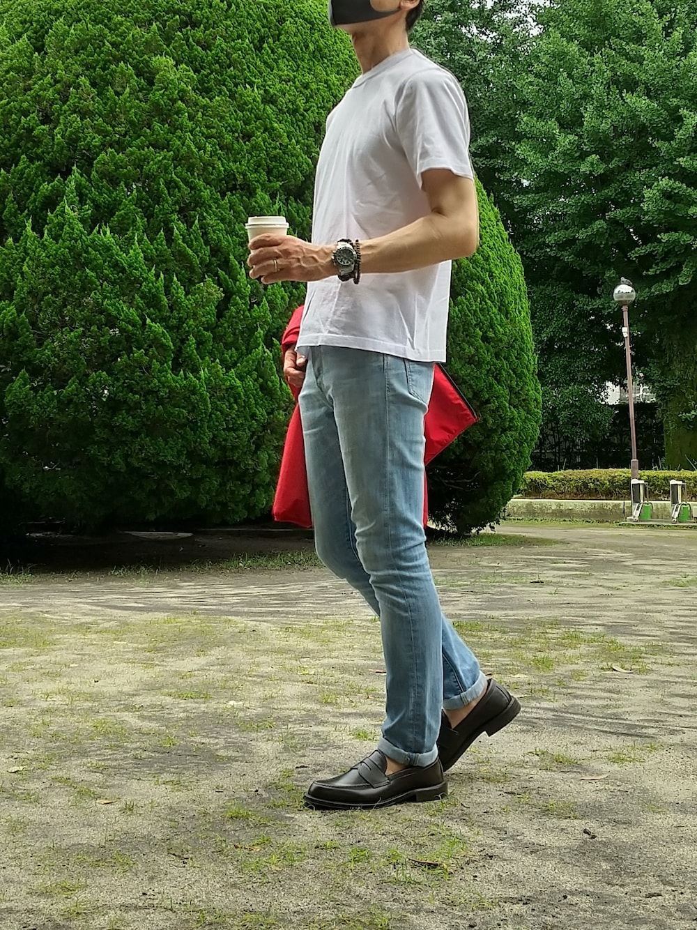 「シンプルコーデ、デニムっていいよね、ドレスシューズ、パーカー、白Tシャツ、きれいめカジュアル、休日スタイル」｜「NANO universeのアイテム（ドレスシューズ、ブラウン系）」を使った、tutimurajyaku1997さん（メンズ・172cm）の夏コーディネートの1枚目の写真