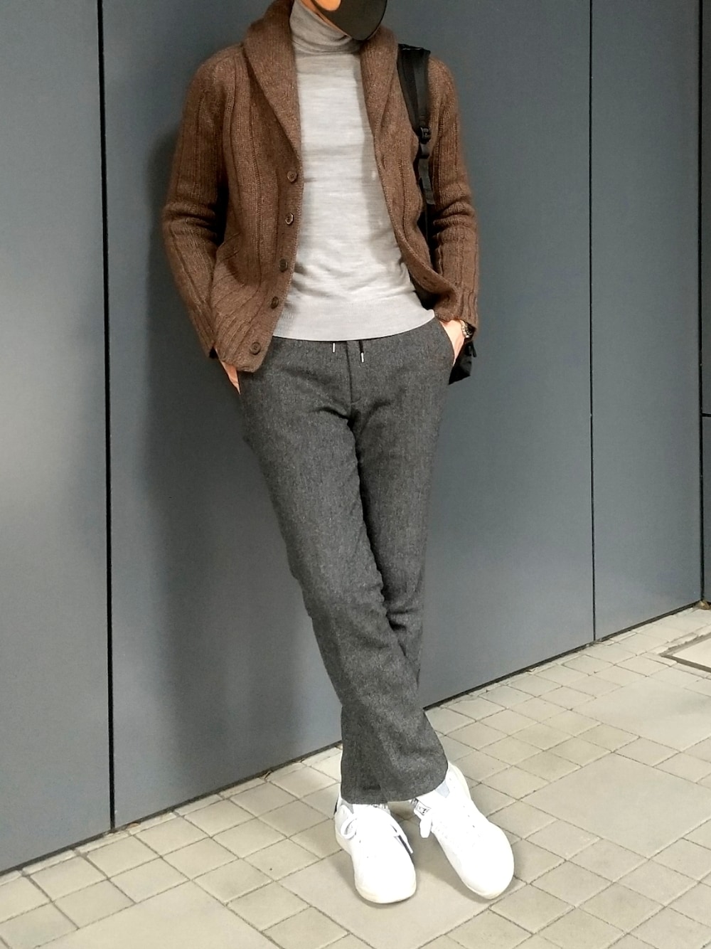「春コーデ、休日スタイル、大人カジュアル、シンプルコーデ、きれいめカジュアル、ショールカラー、カーディガン、スタンスミス、タートルネック、ザノーネ、MONCLER、リュック、ひな祭り」｜「adidas Originalsのアイテム（スニーカー、ホワイト系）」を使った、tutimurajyaku1997さん（メンズ・172cm）の春コーディネートの1枚目の写真