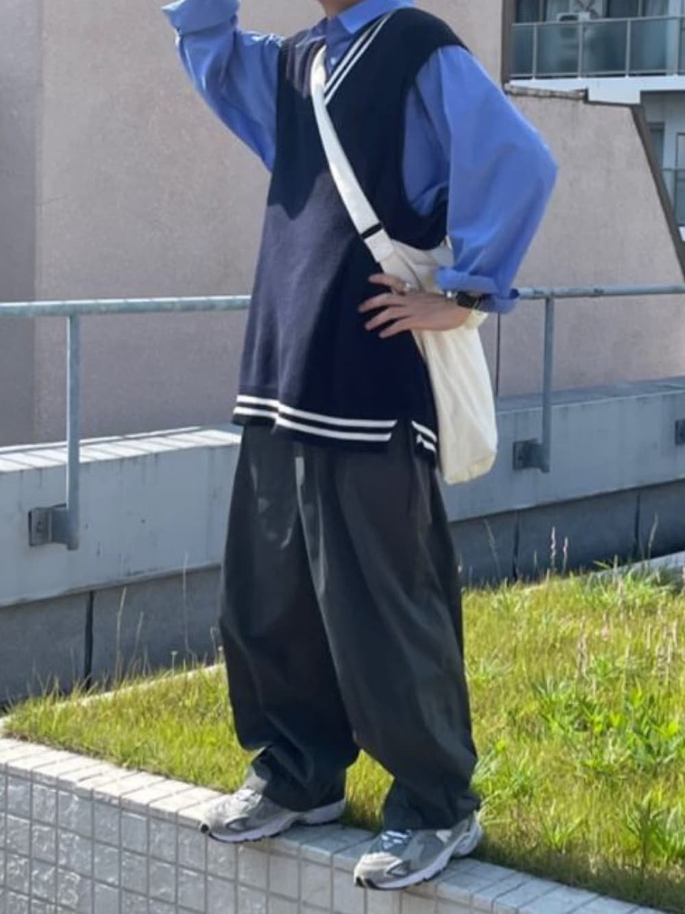 「ニットベスト、New Balance、きれいめカジュアル」｜「shiki tokyoのloose tapered military snow pants / ルーズテイパードミリタリースノーパンツ（その他パンツ、グレー系）」を使った、chitoさん（メンズ・169cm）の夏コーディネートの1枚目の写真