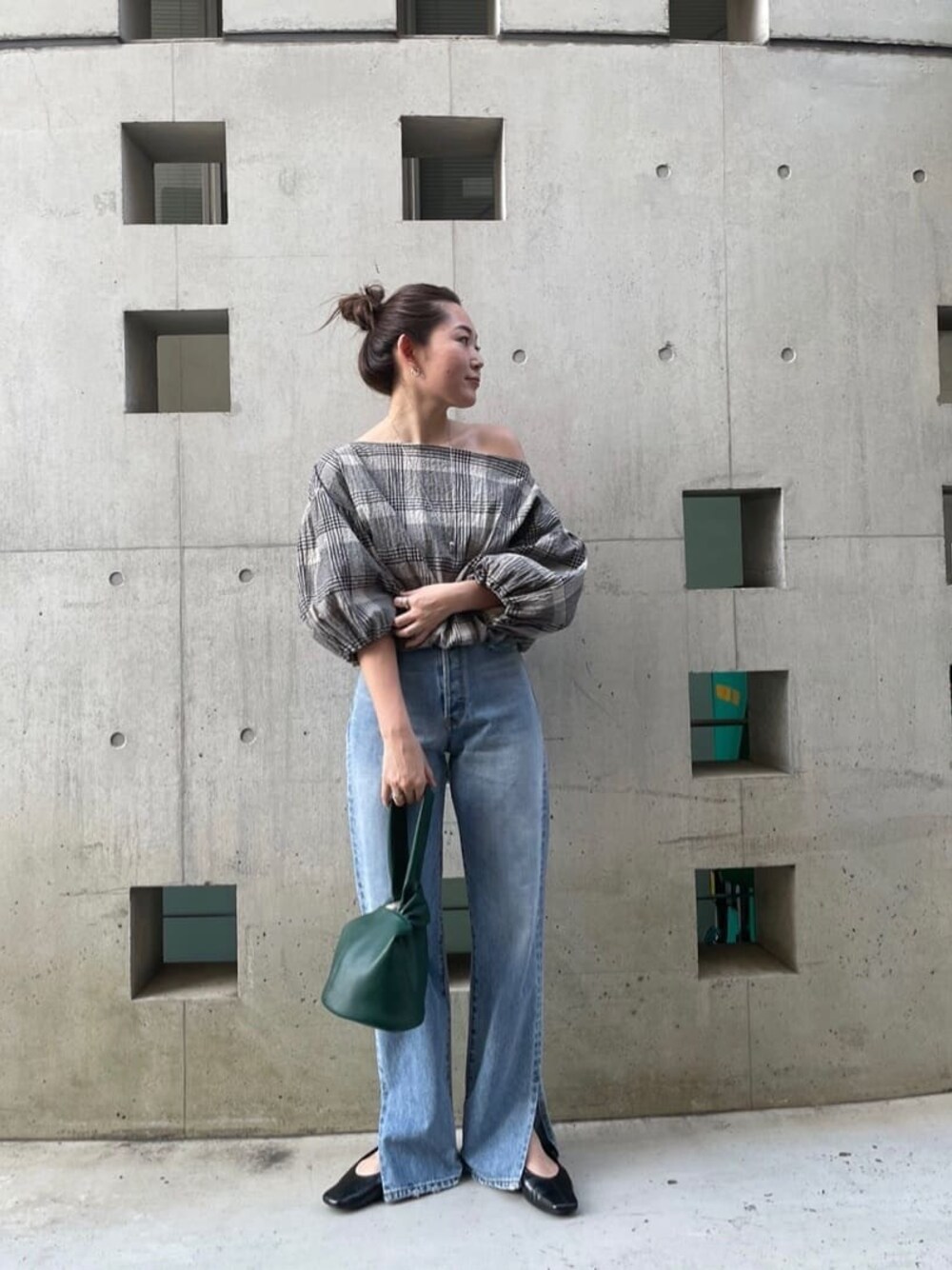 ブラック系のシャツ/ブラウス、ブルー系のデニムパンツ、ブラック系のパンプスを着用したレディースの春コーディネートの1枚目の写真