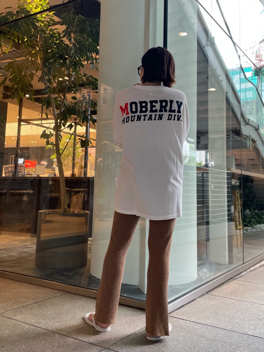 ブラウン系のその他パンツ、ホワイト系のTシャツ/カットソーを着用したレディースの夏コーディネートの1枚目の写真