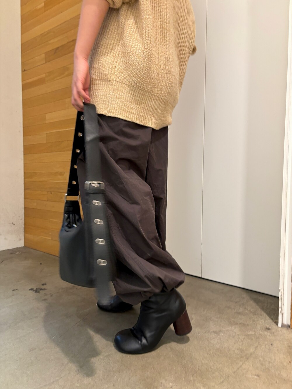 ベージュ系のカーディガン/ボレロ、グレー系のその他パンツ、ブラック系のショルダーバッグを着用したレディースの冬コーディネートの1枚目の写真