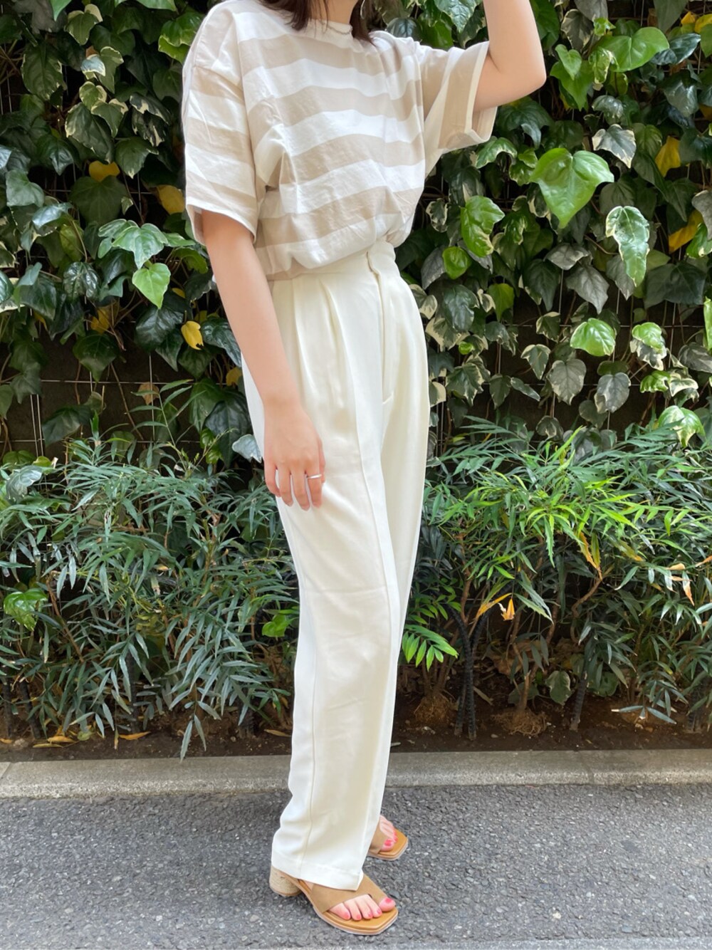ホワイト系のその他パンツ、ブラウン系のサンダル、イエロー系のハンドバッグを着用したレディースの春コーディネートの1枚目の写真