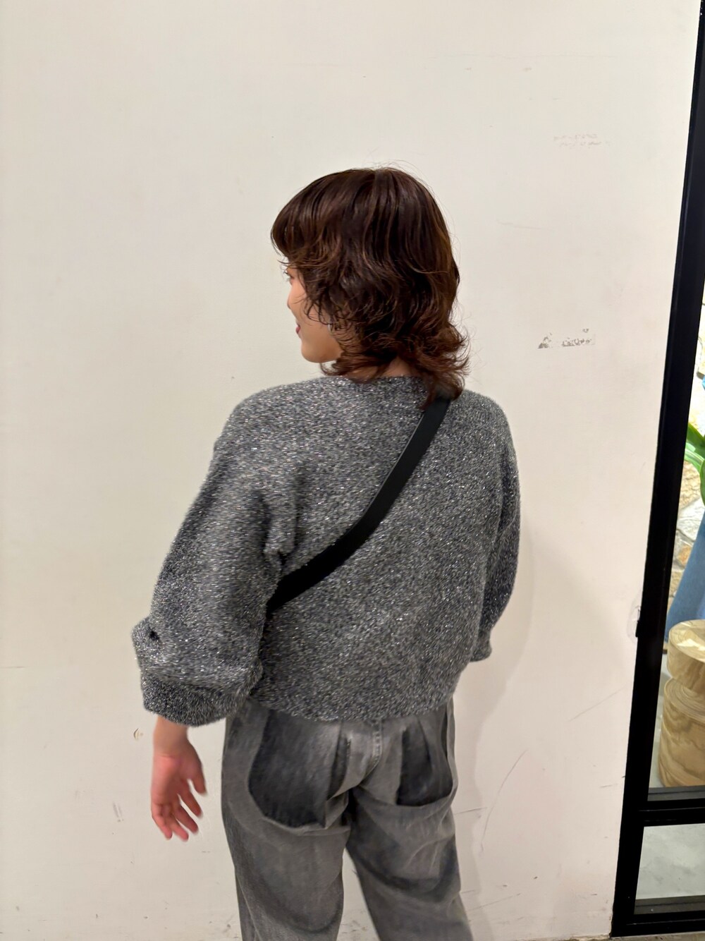 ブラック系のデニムパンツ、ブラック系のニット/セーターを着用したレディースの冬コーディネートの1枚目の写真
