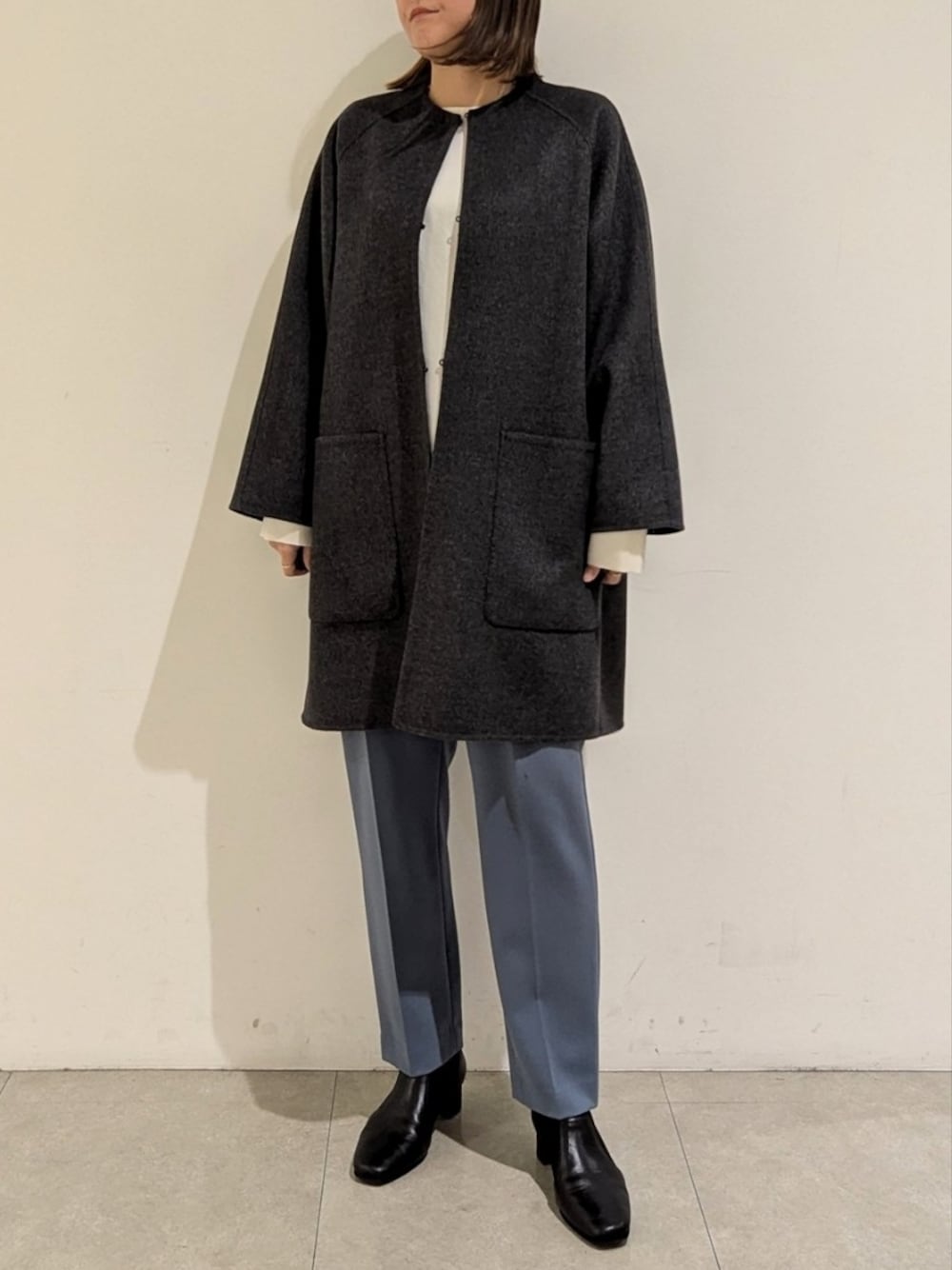 「冬アウター、クリスマスに着たい服、マイベストコーデ2024、冬コーデ、休日スタイル、きれいめカジュアル、秋冬コーデ、パンツスタイル、骨格ストレート、イエベ秋、カリテ(qualite)、160cm、30代コーデ」｜「qualiteの【ストール取り外し可能】ダブルフェイスストールコート（チェスターコート、グレー系）」を使った、koeさん（レディース・160cm）の冬コーディネートの1枚目の写真