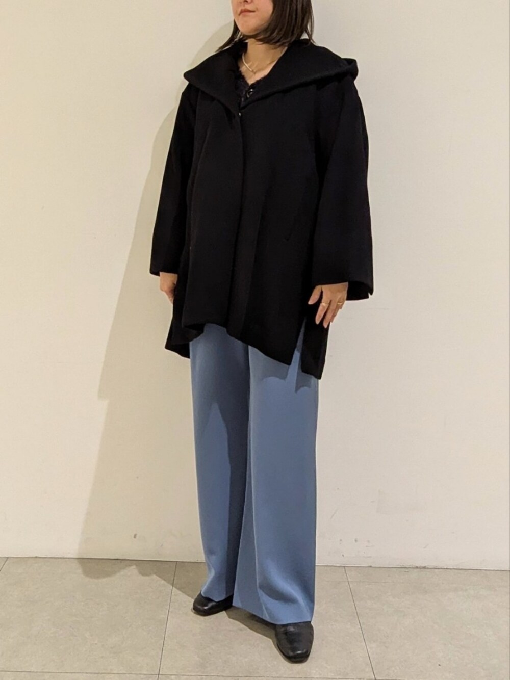 「真冬のあったかスタイル、休日スタイル、大人コーデ、冬、冬服コーデ、パンツコーデ、イエベ秋、骨格ストレート、カリテ(qualite)、パンツスタイル、160cm、コート」｜「boussoleの【boussole×qualite】スパンコールフェザーカーディガン（カーディガン/ボレロ、ブラック系）」を使った、koeさん（骨格ストレート・レディース・160cm）の冬コーディネートの1枚目の写真