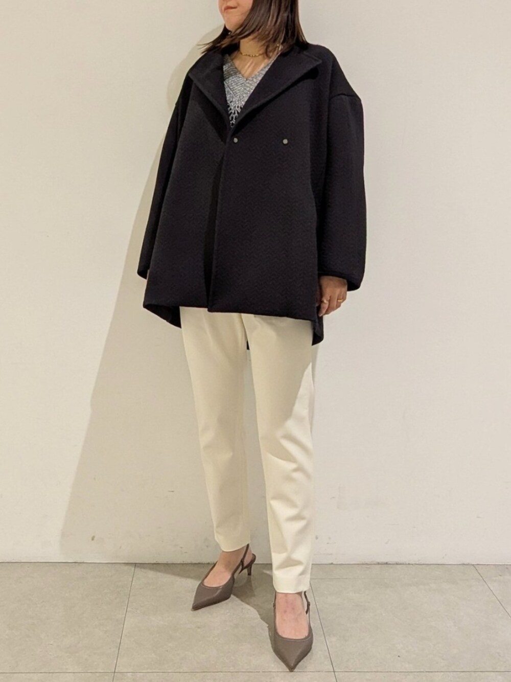 「シンプル、オトナ女子、初春コーデ、春、大人女子、通勤コーデ、大人ファッション、ネイビー×ホワイト、骨格ストレート、イエベ秋、160cm、30代コーデ、カリテ(qualite)、パンツスタイル」｜「qualiteのヘリンボンジャガードコート（トレンチコート、ブルー系）」を使った、koeさん（骨格ストレート・レディース・160cm）の冬コーディネートの1枚目の写真