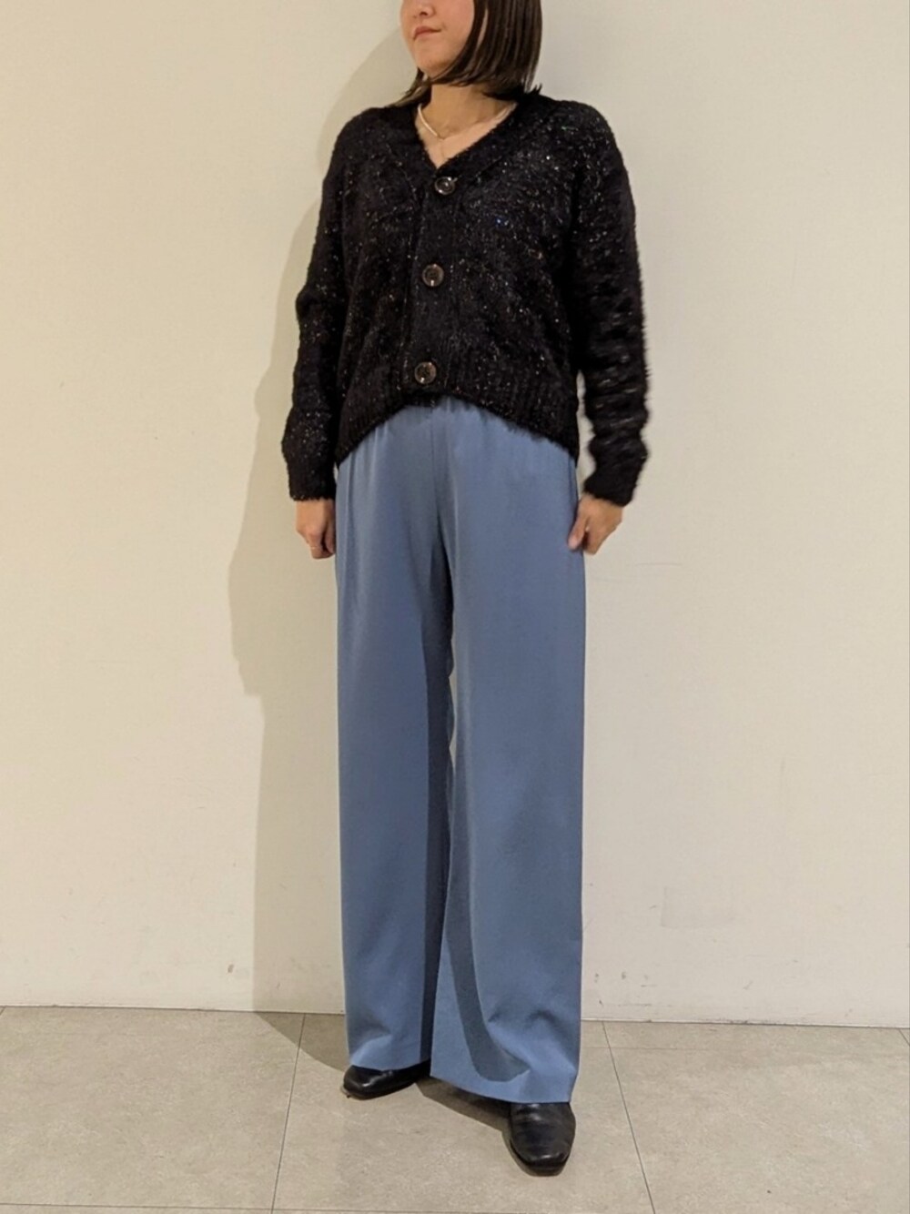 「真冬のあったかスタイル、休日スタイル、大人コーデ、冬、冬服コーデ、パンツコーデ、160cm、骨格ストレート、イエベ秋、カリテ(qualite)、パンツスタイル」｜「boussoleの【boussole×qualite】スパンコールフェザーカーディガン（カーディガン/ボレロ、ブラック系）」を使った、koeさん（骨格ストレート・レディース・160cm）の冬コーディネートの1枚目の写真